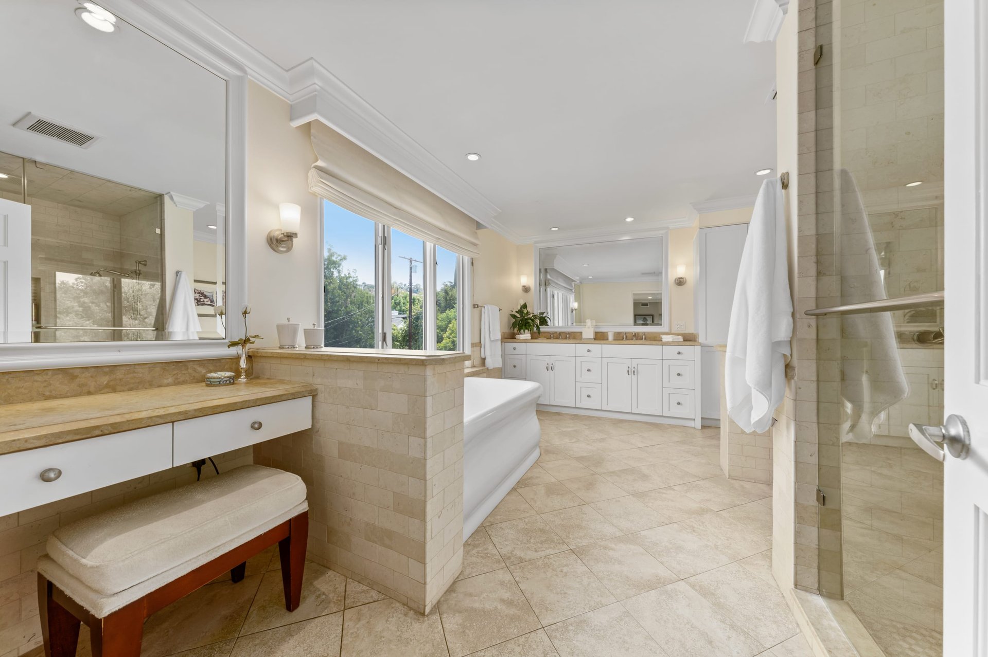 14811 Sutton St, Sherman Oaks