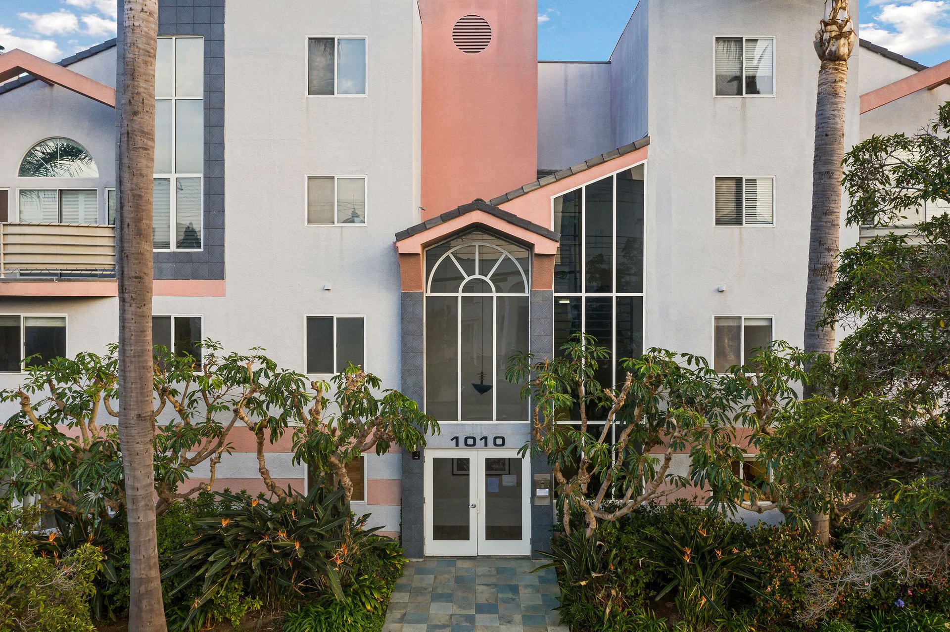 1010 California Ave #307, North of Wilshire