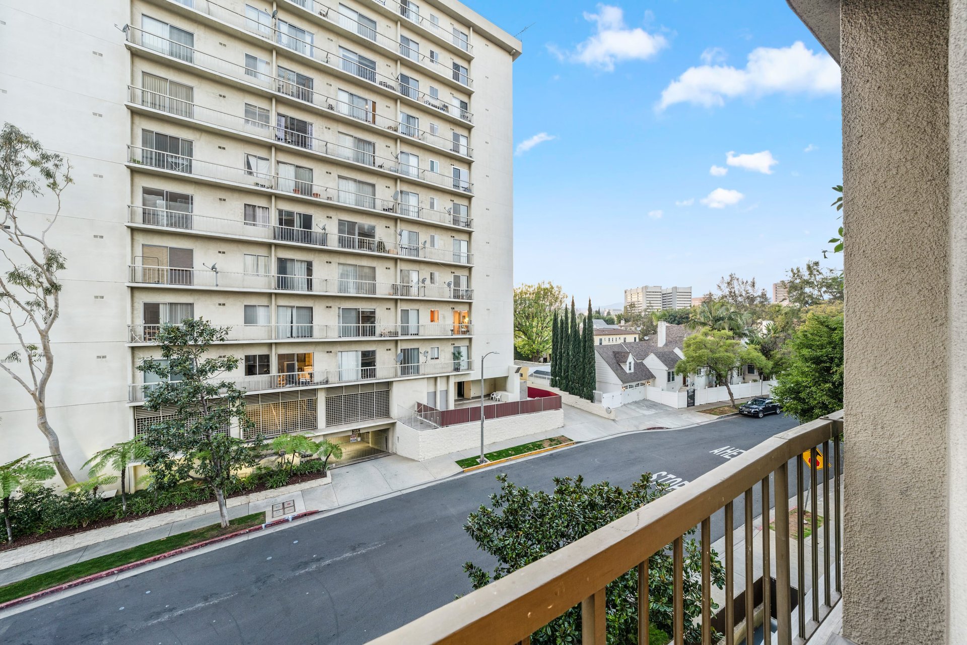 Wilshire Selby East #605, Wilshire Corridor