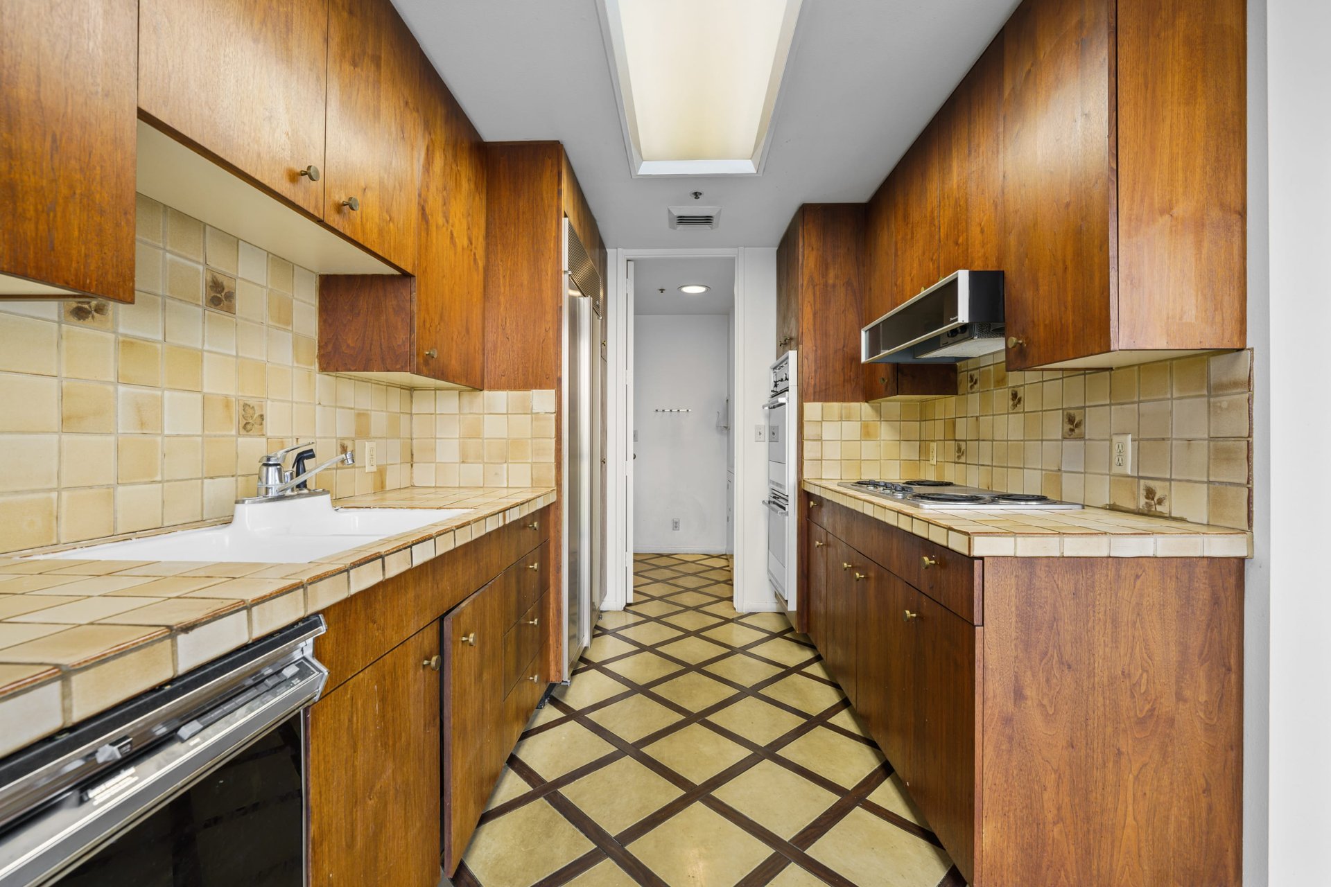 Westford #303, Wilshire Corridor