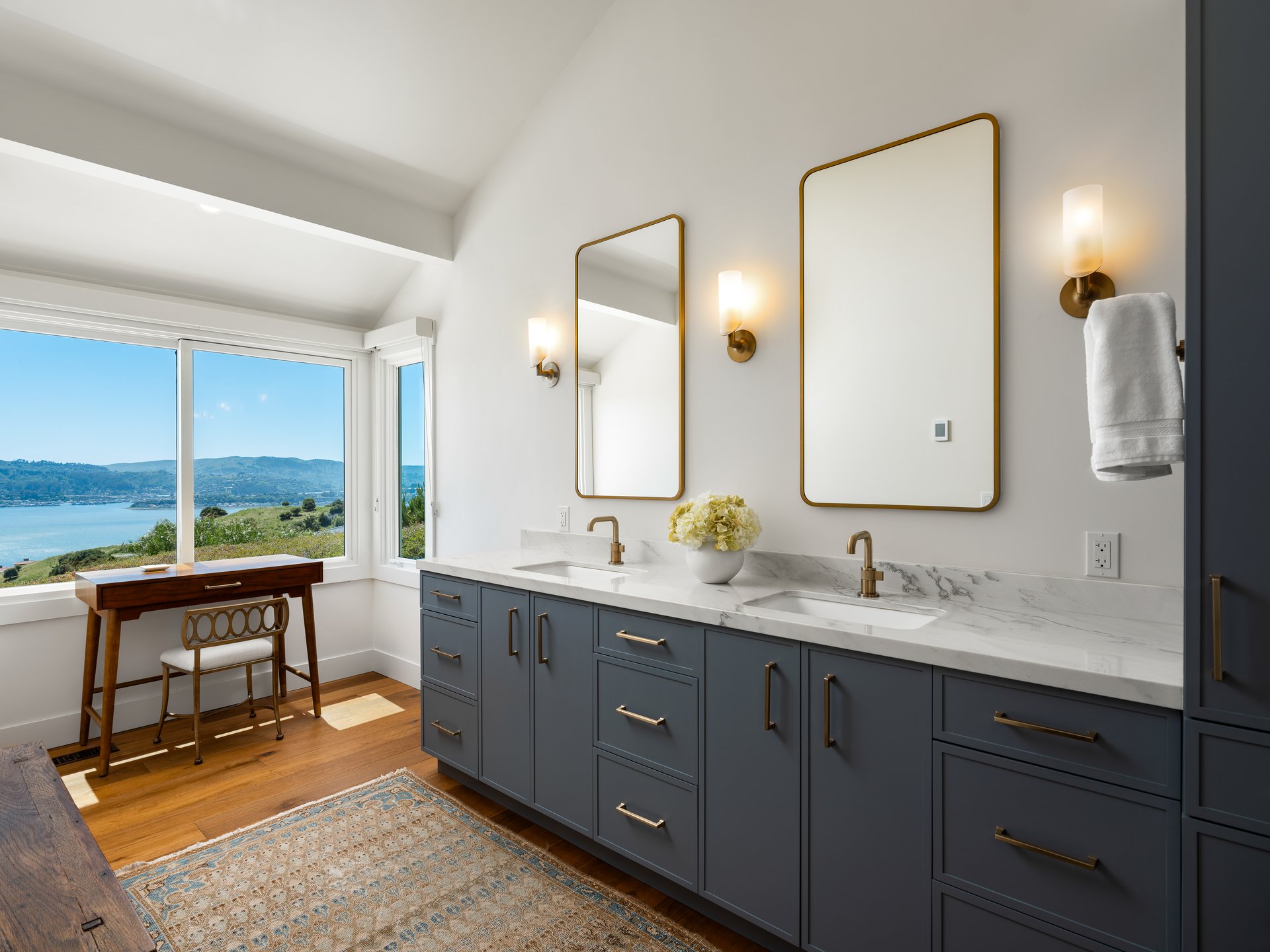 Stylish and Chic Mount Tiburon Retreat 