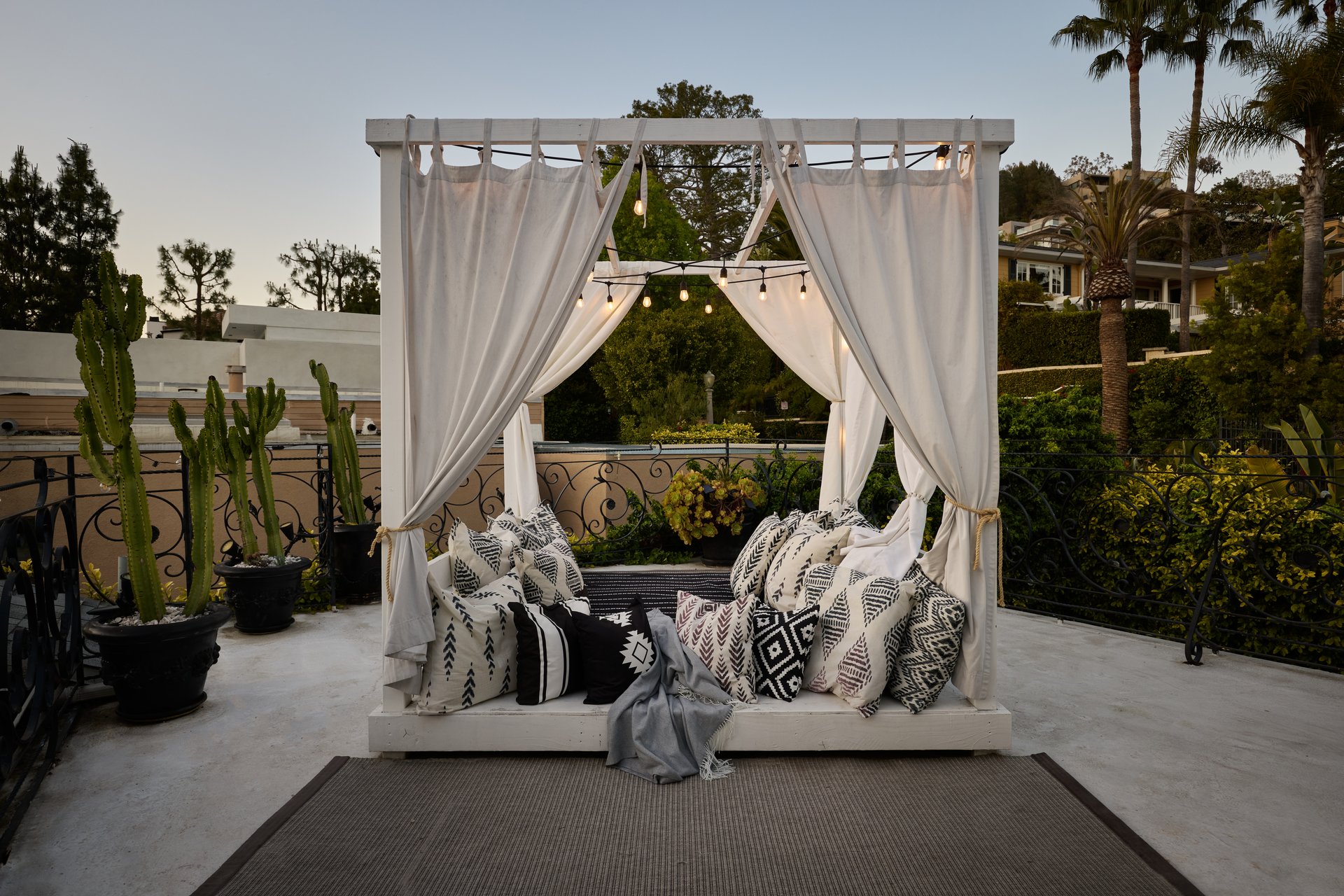 1583 Lindacrest Dr, Beverly Hills