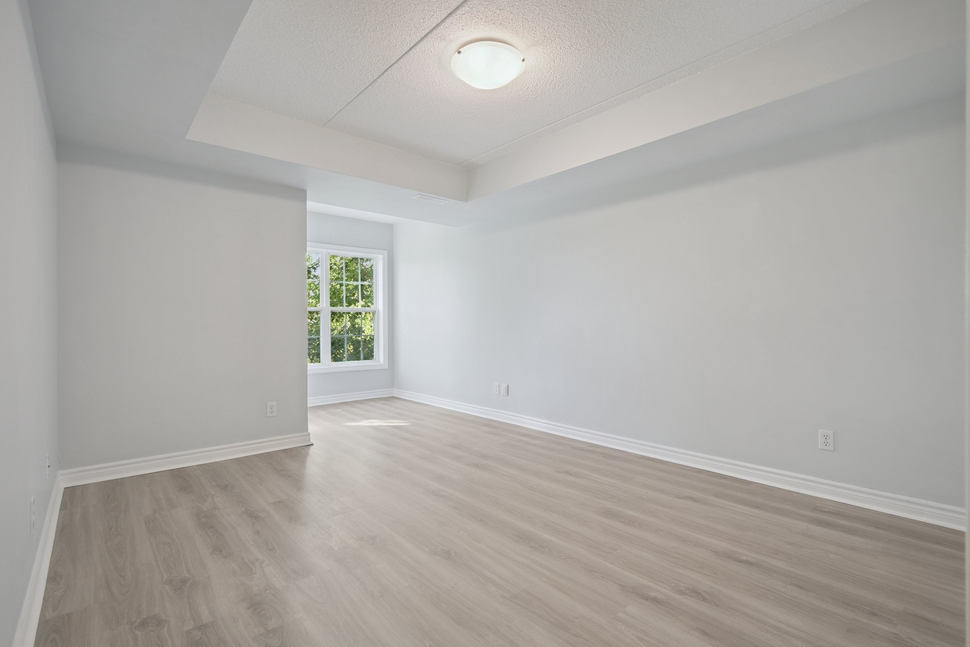 Upgraded 1 Bed+ Den Suite Overlooking Ravine