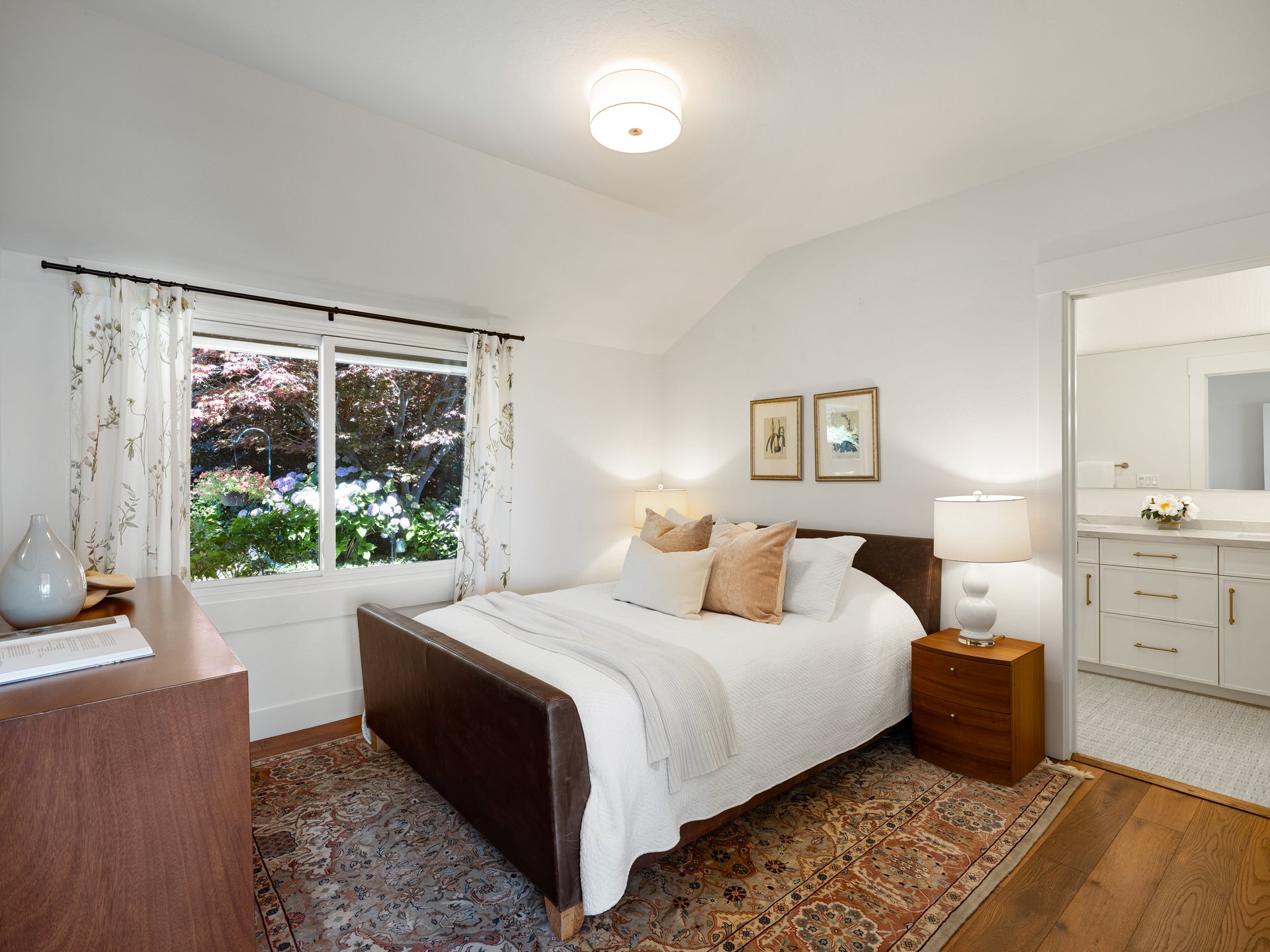 Stylish and Chic Mount Tiburon Retreat 