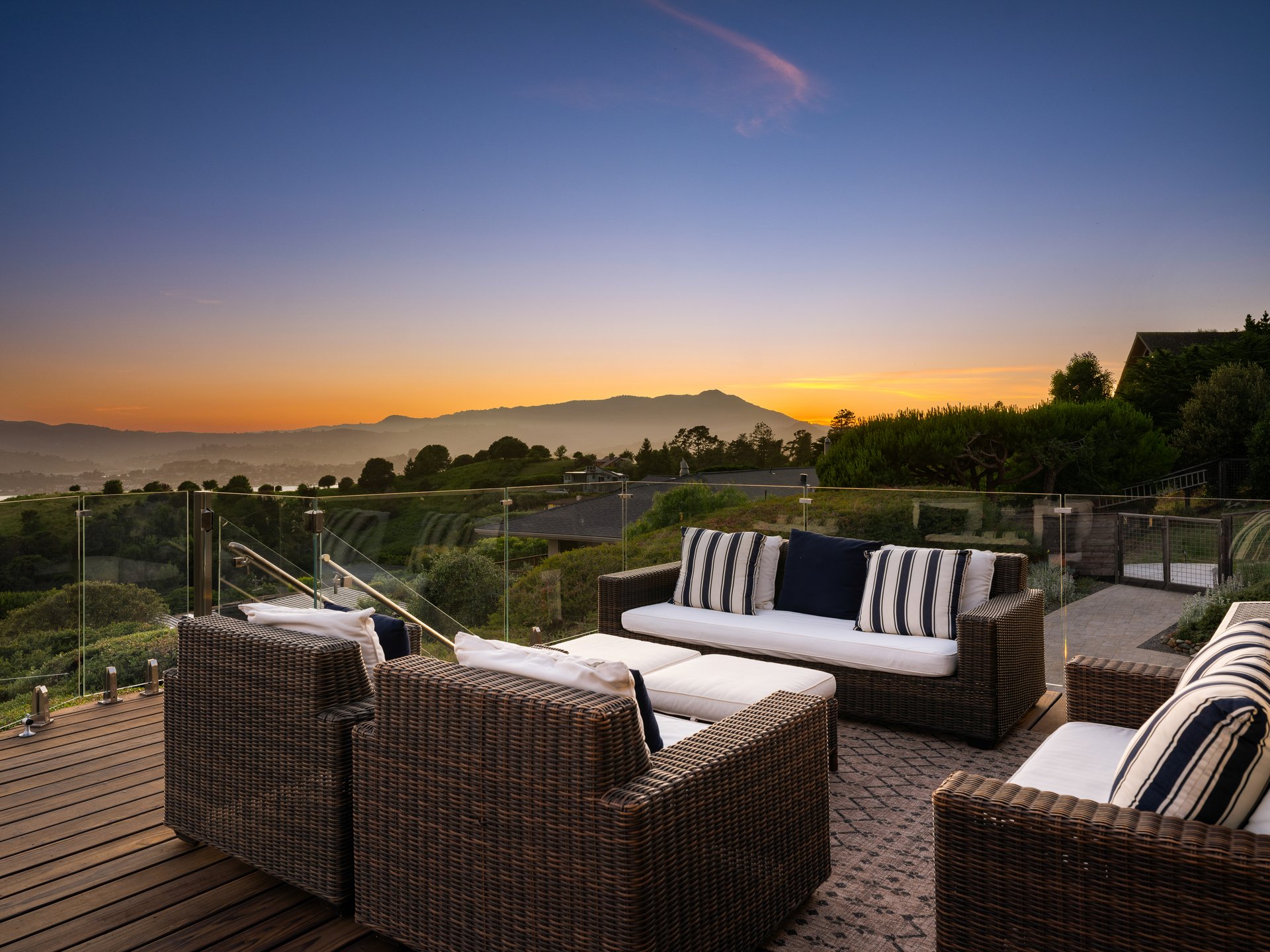 Stylish and Chic Mount Tiburon Retreat 