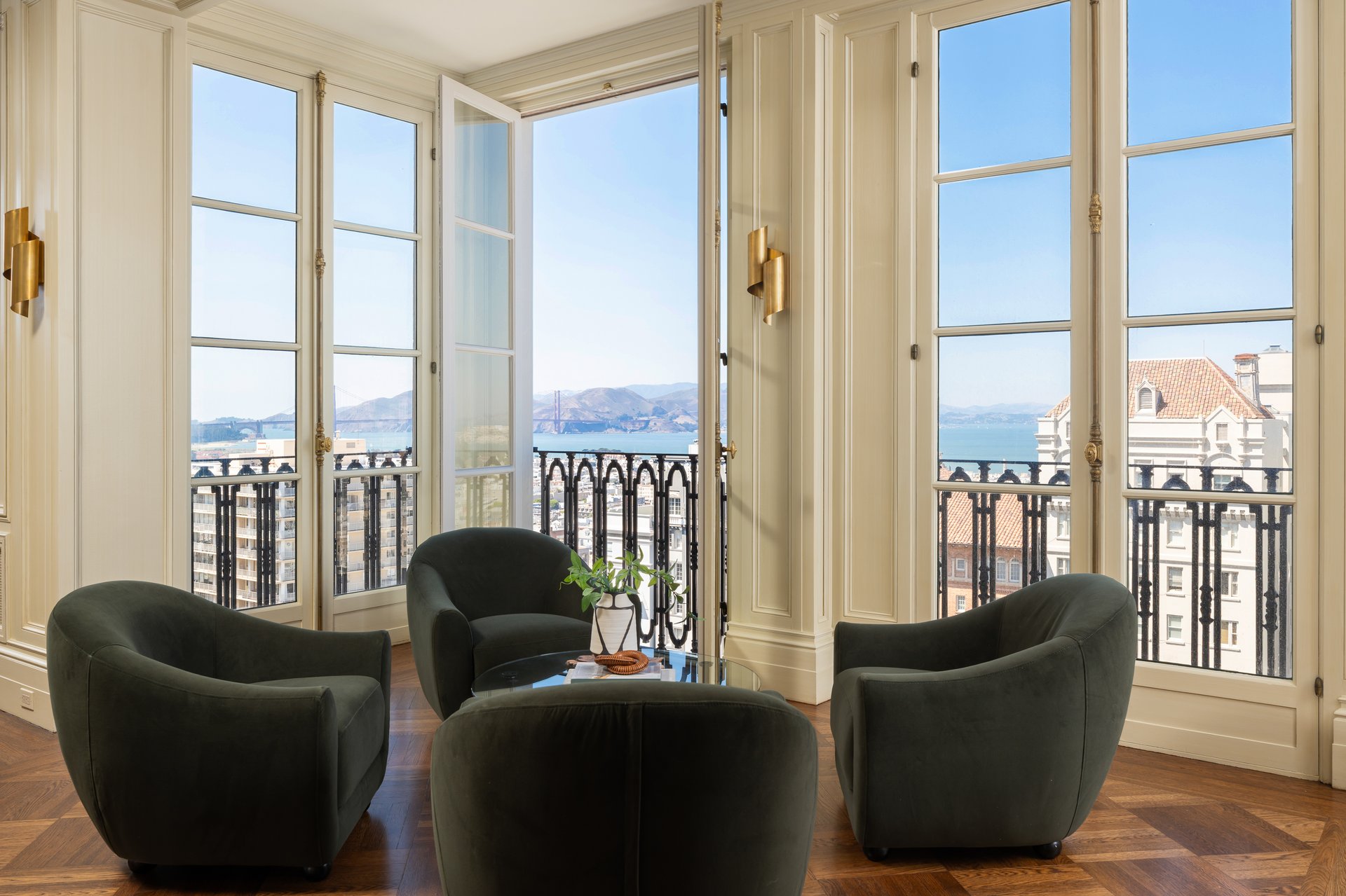 Majestic Pacific Heights View Apartment