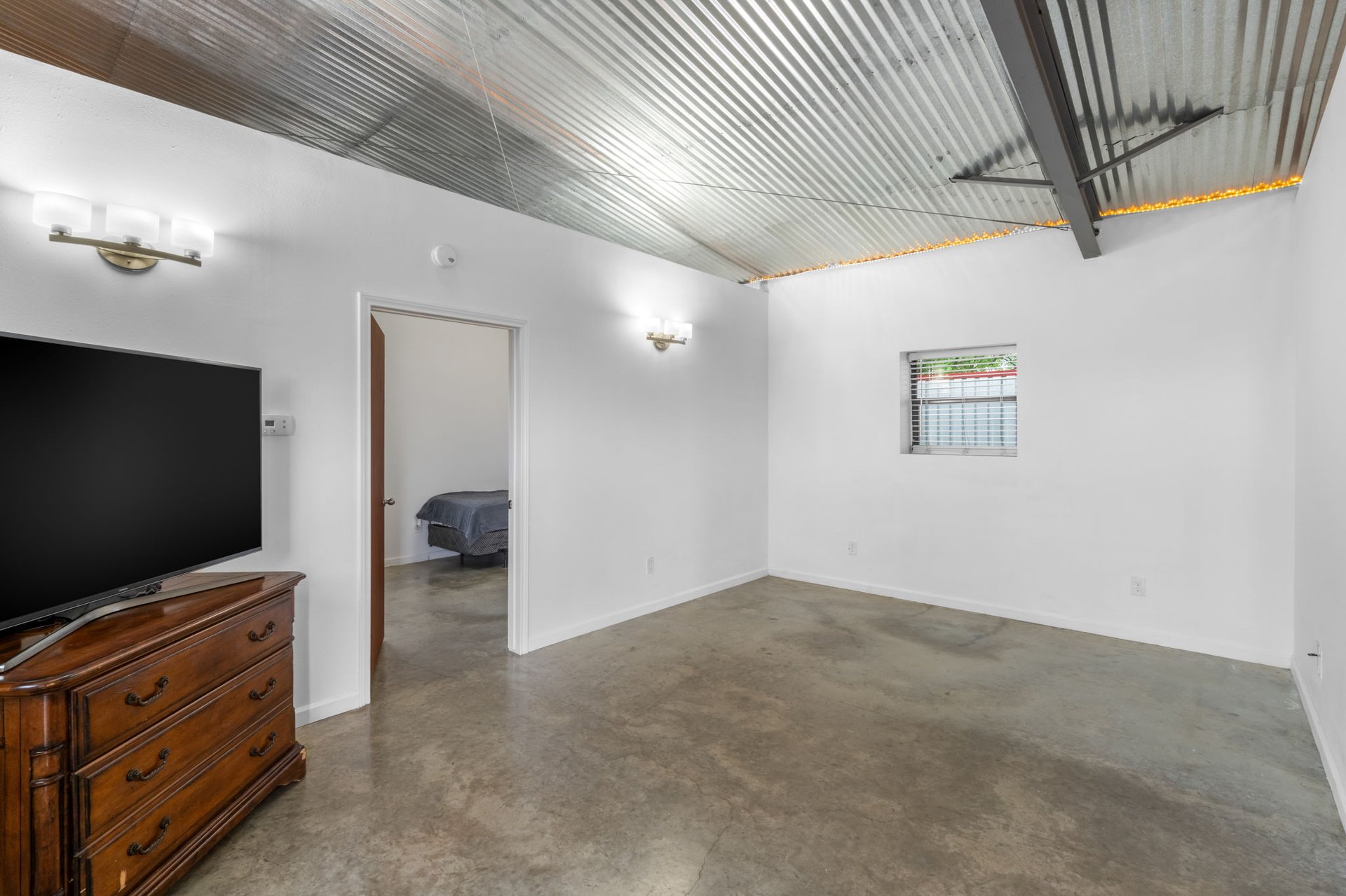 Unique Residential/Commercial Property - 180 Henly LOOP