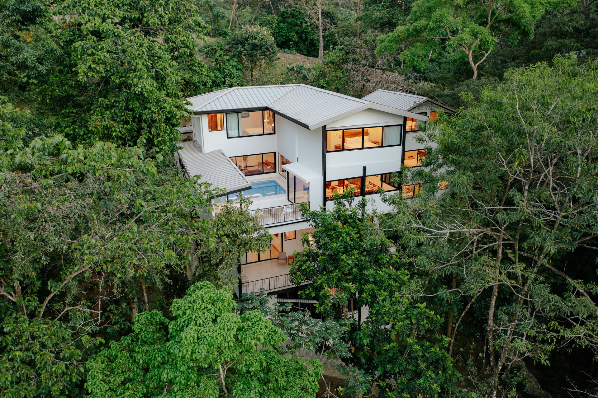 Grand luxury 9 bedroom, 9.5 bath Rainforest & Mountain View Estate near Marina Pez Vela