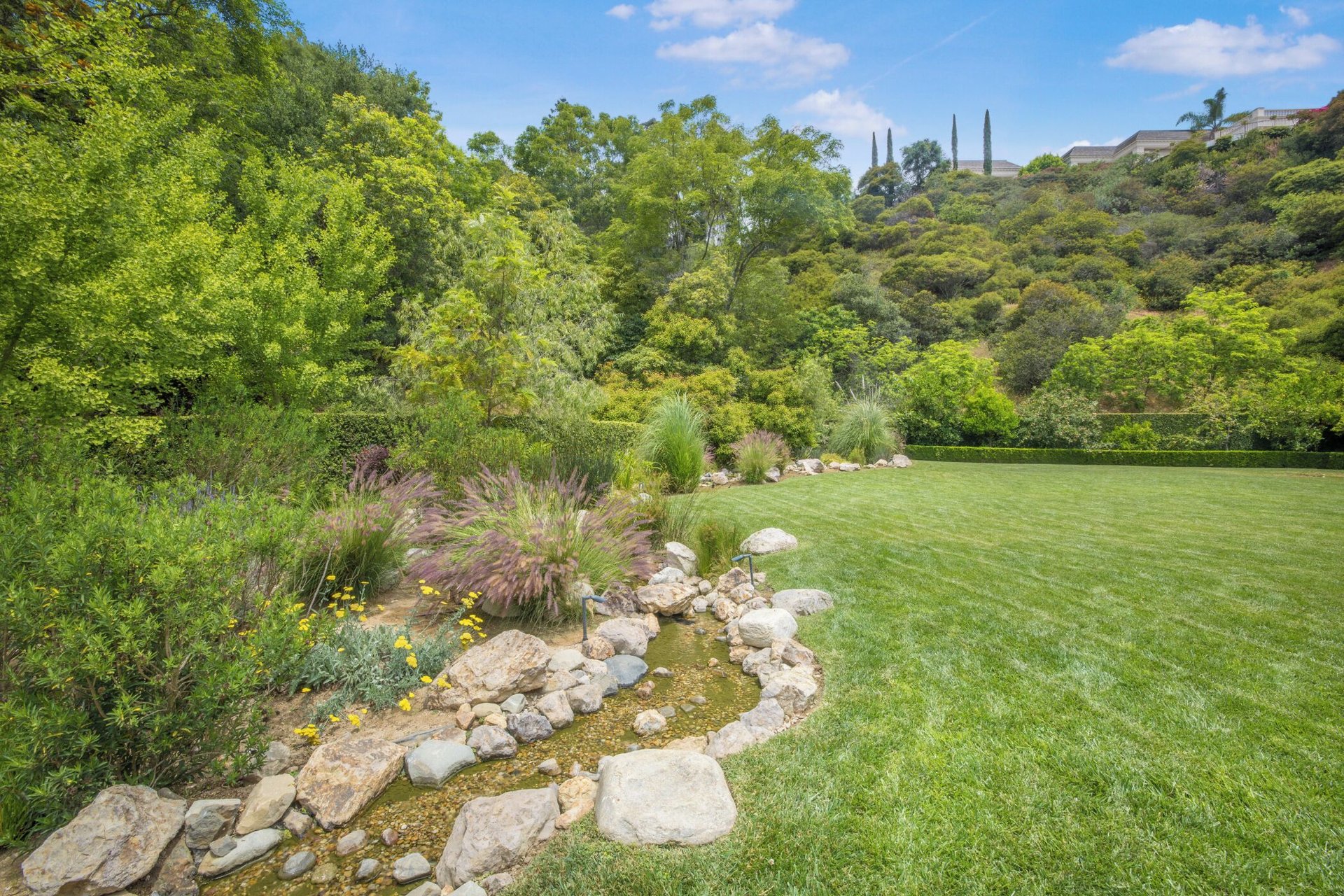 Bowmont Dr, 90210