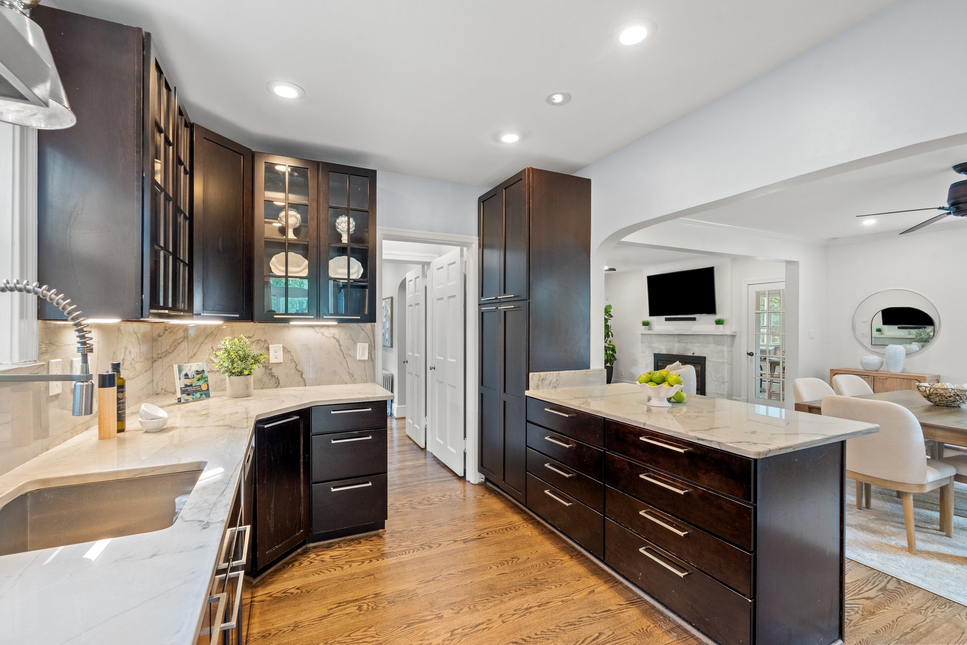 21 W Oak Street