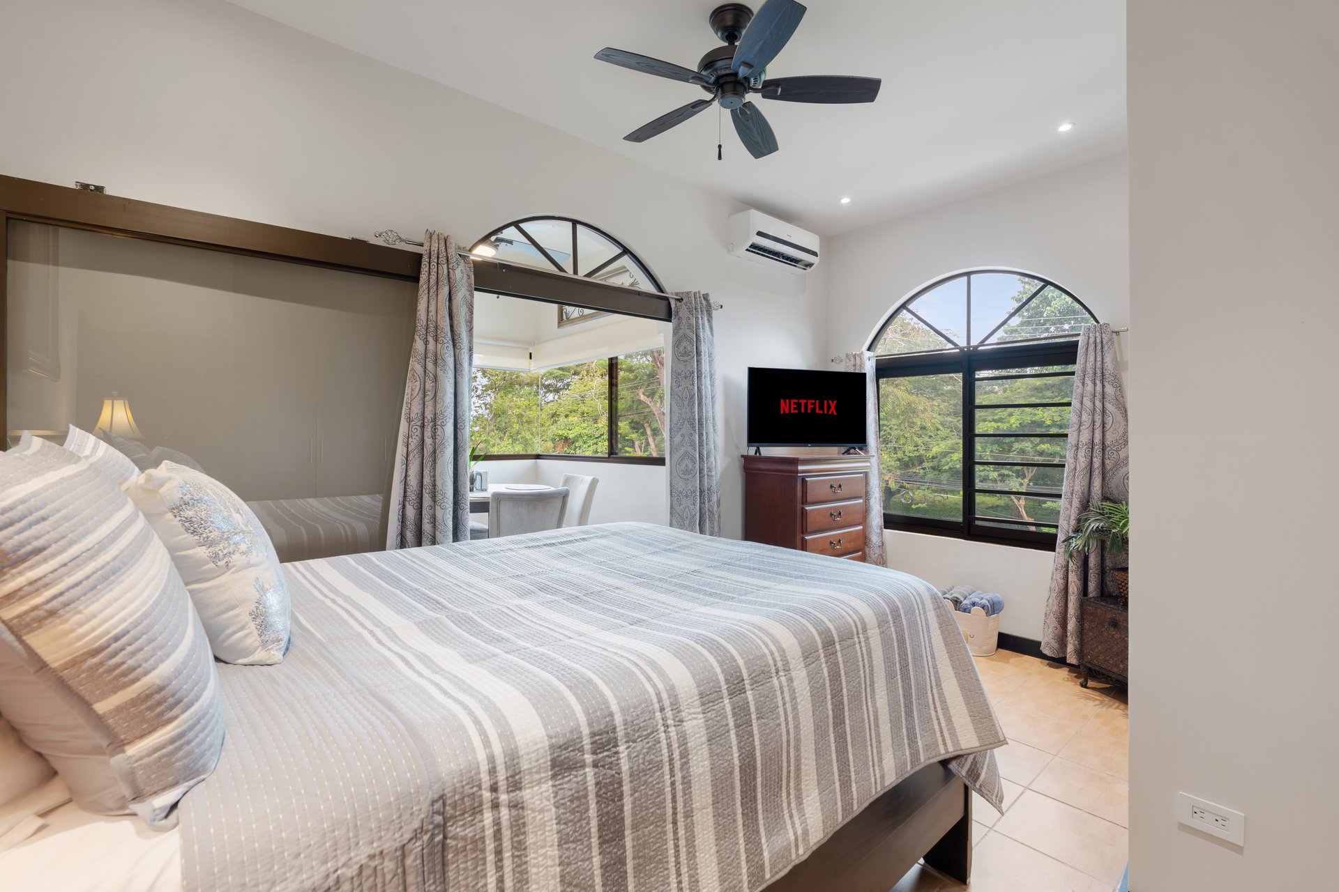 Laughing Gecko Suites | Beach Suites / Boutique Hotel For Sale