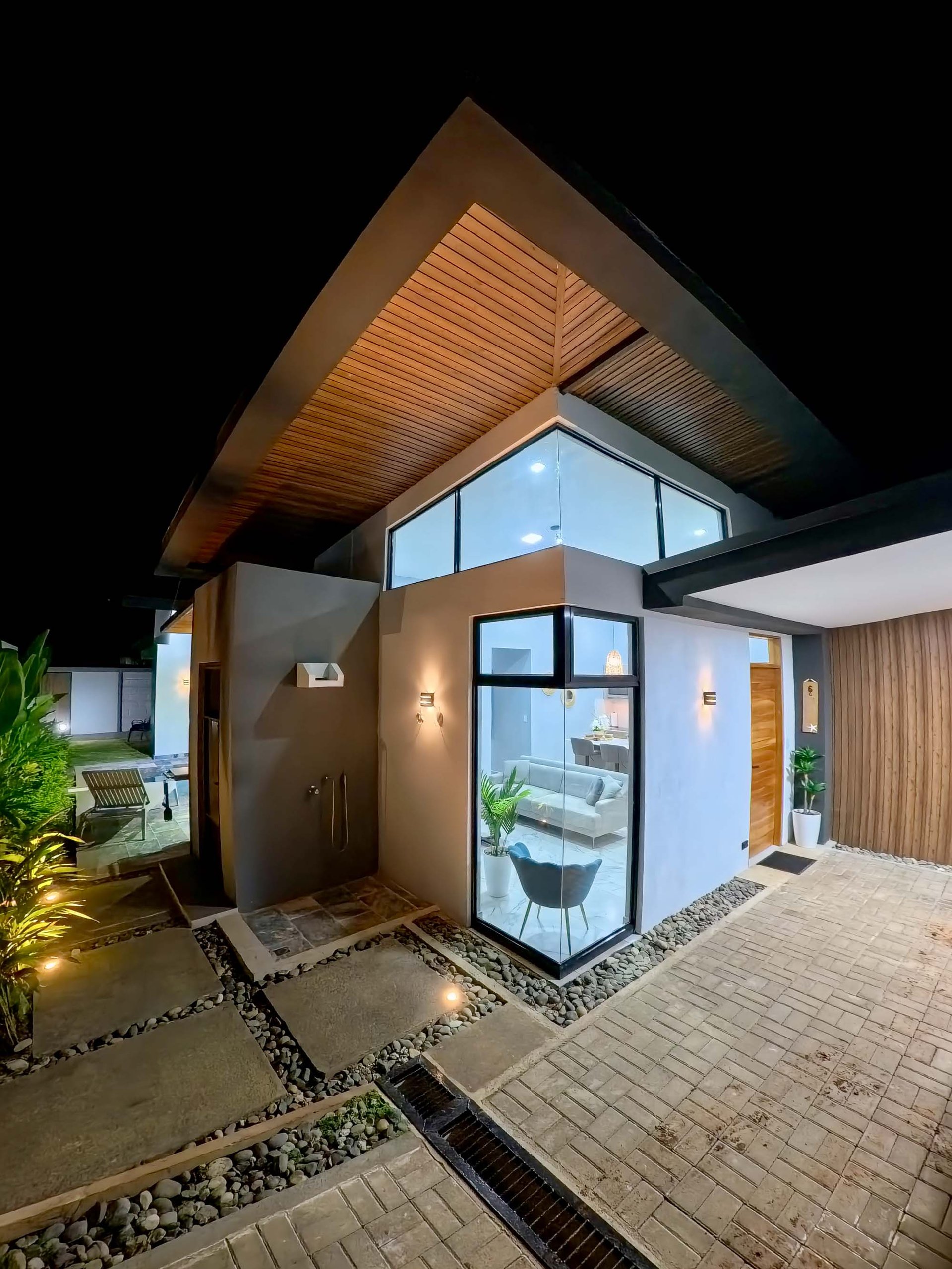 Great Location Brand New Pool House