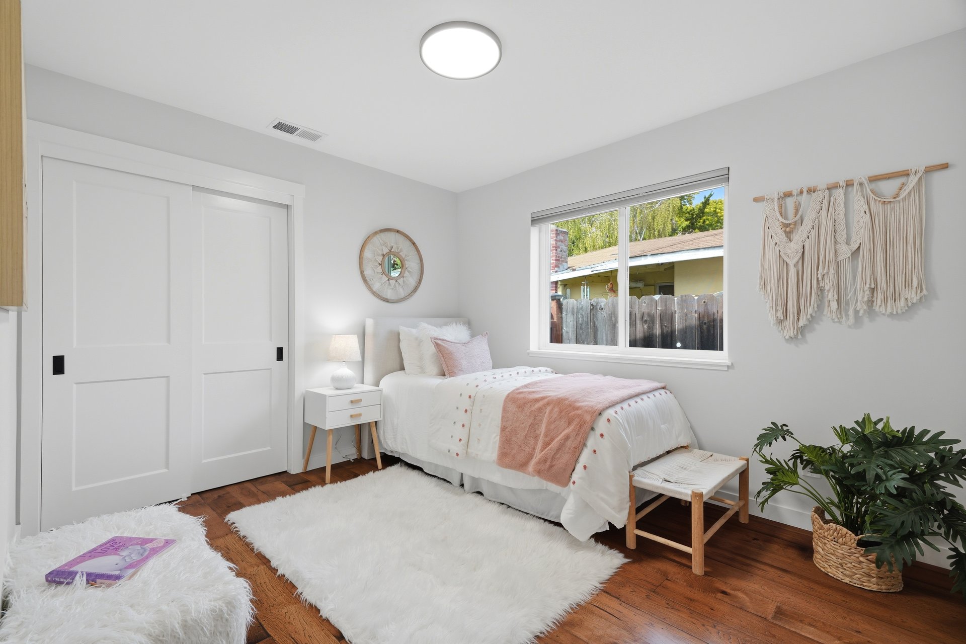 2133 Santa Cruz AVE
