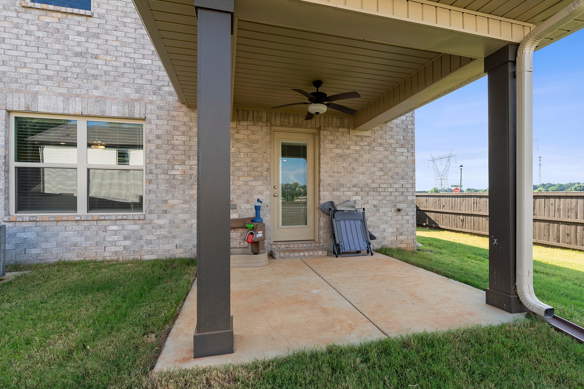 5 BEDROOMS! 3 BATHROOMS! ALMOST BRAND NEW!