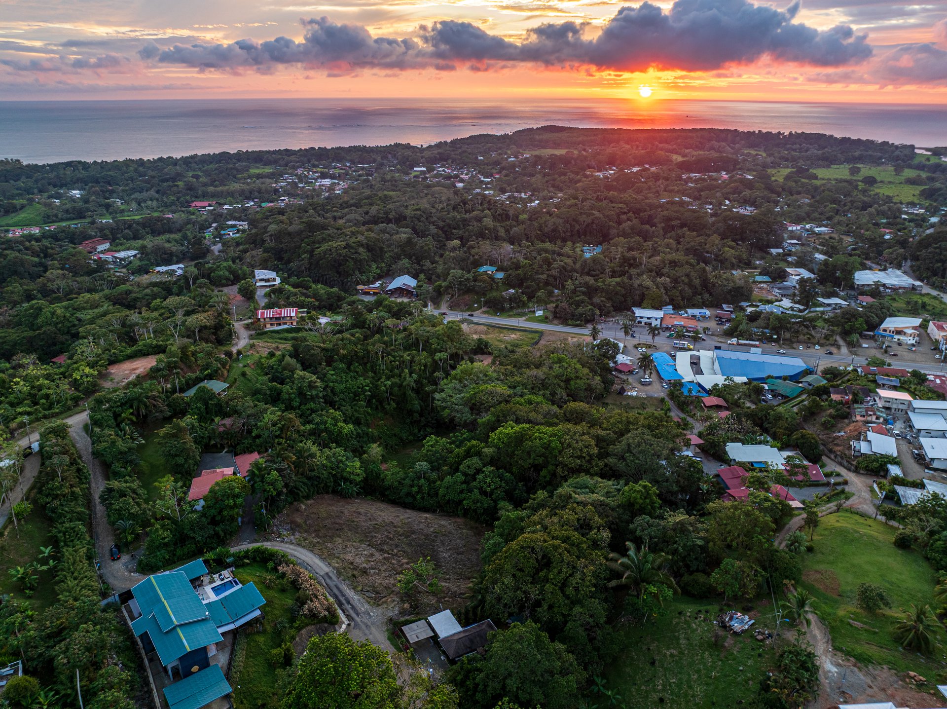   3 bedrooms, 2.5 bathrooms Villa Steps from Uvita, beautiful Beaches, Waterfalls, Restaurants and Tourist Attractions.