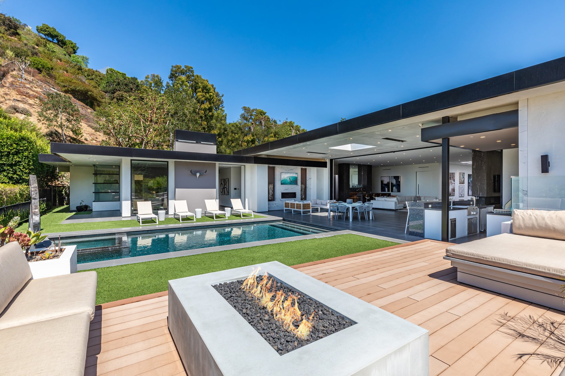 2002 LOMA VISTA DR