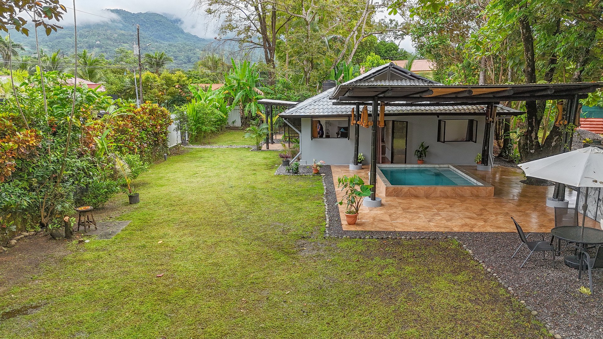 Contemporary 3-bed home surrounded by Uvita’s services and amenities but just a short stroll to tropical beaches