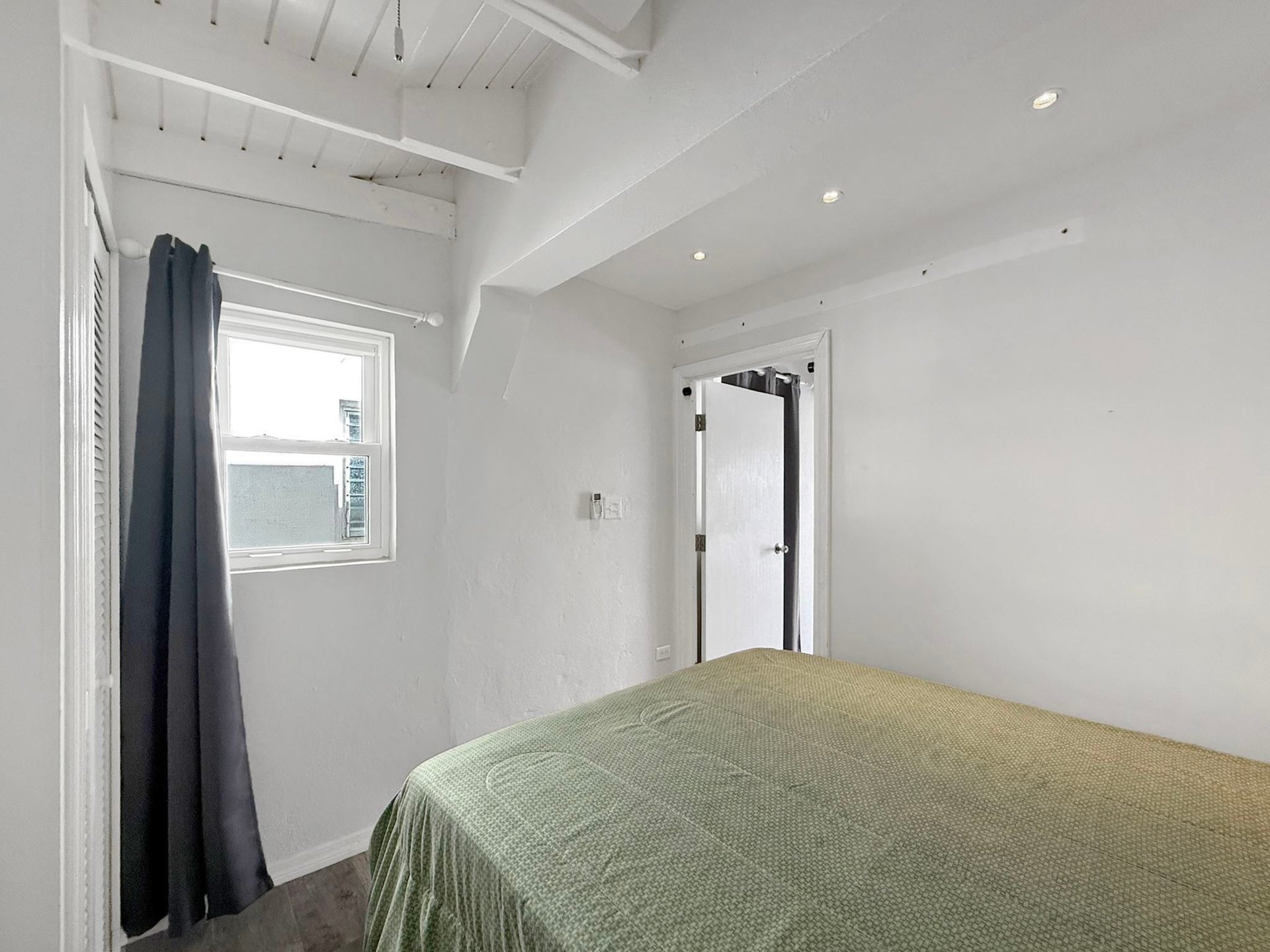 1042 Romney Park 1 Bedroom Apartment