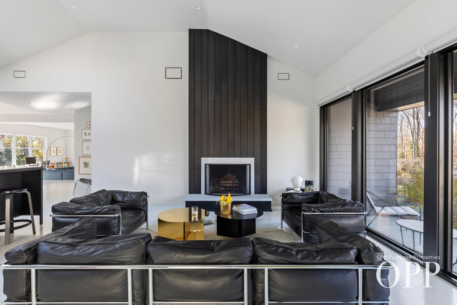 A SUNLIT RETREAT IN PICTURESQUE LOCATION