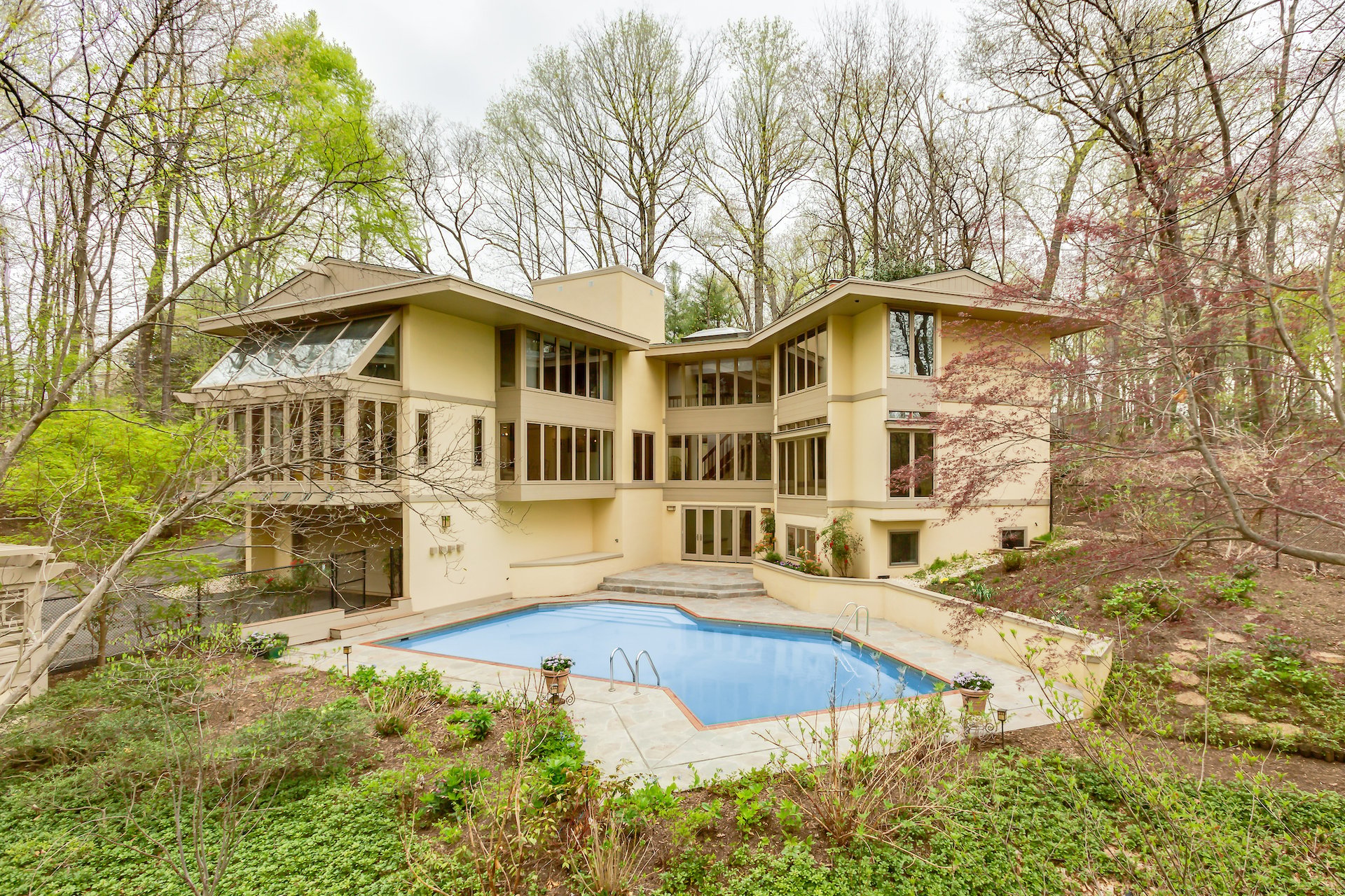 1325 Darnall Dr