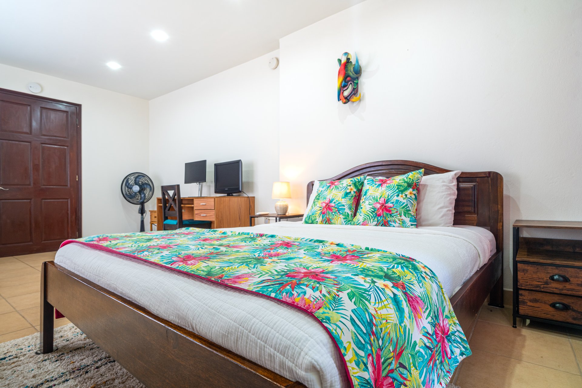 Casa Luna, 3bed /3bath Private Oasis, Convenient Location