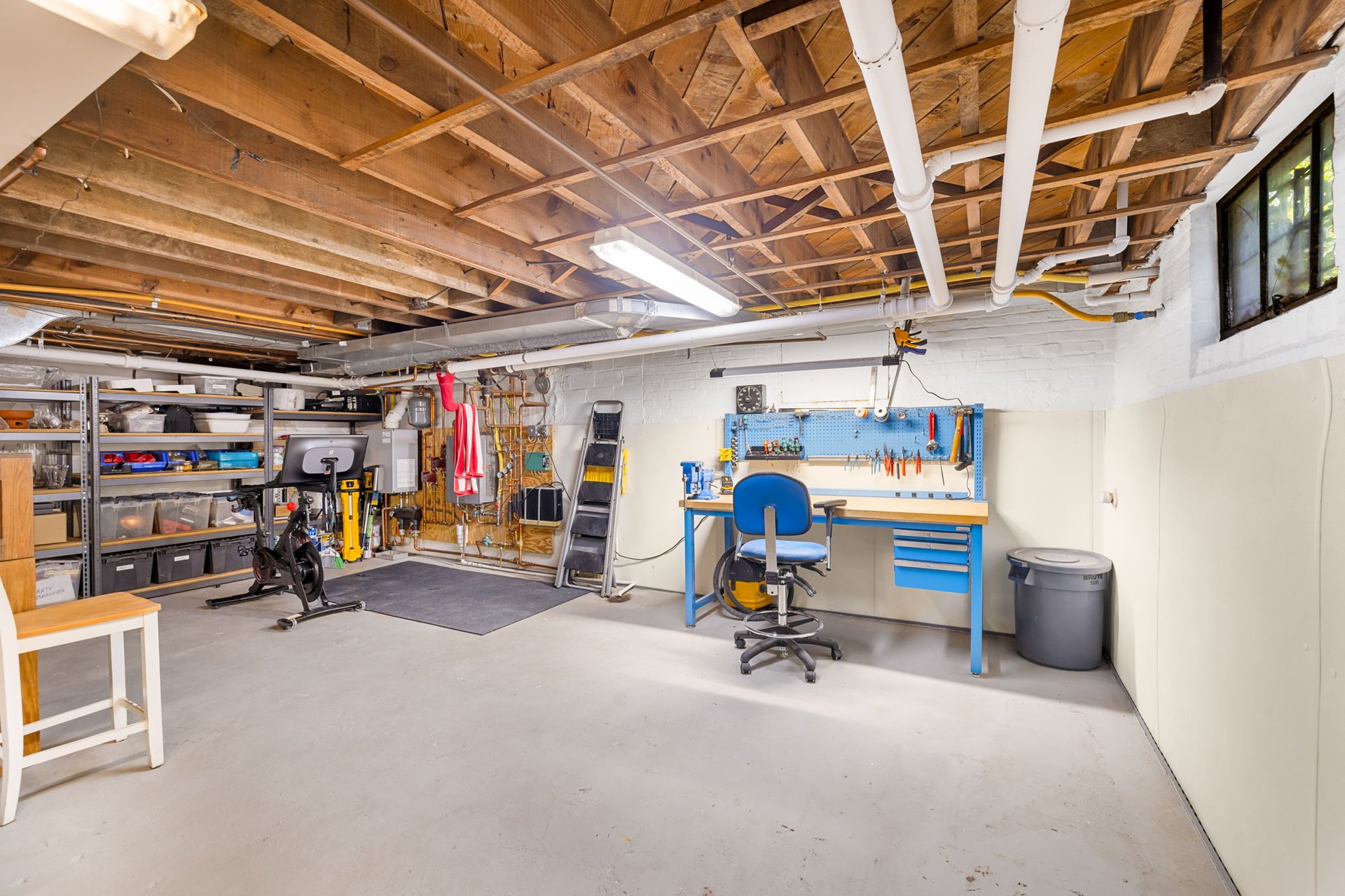 22 W OAK STREET