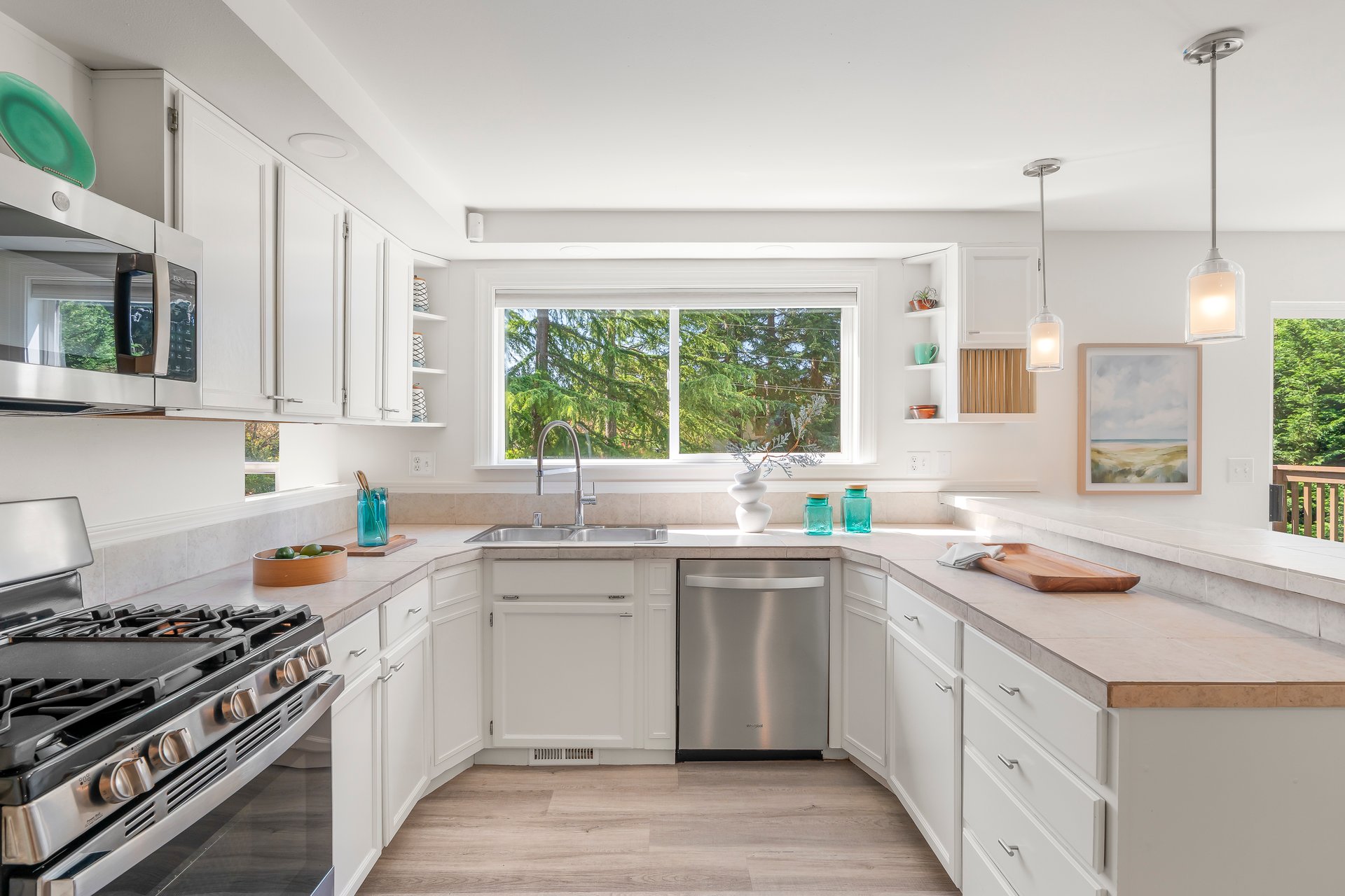 Expansive Lynnwood Living