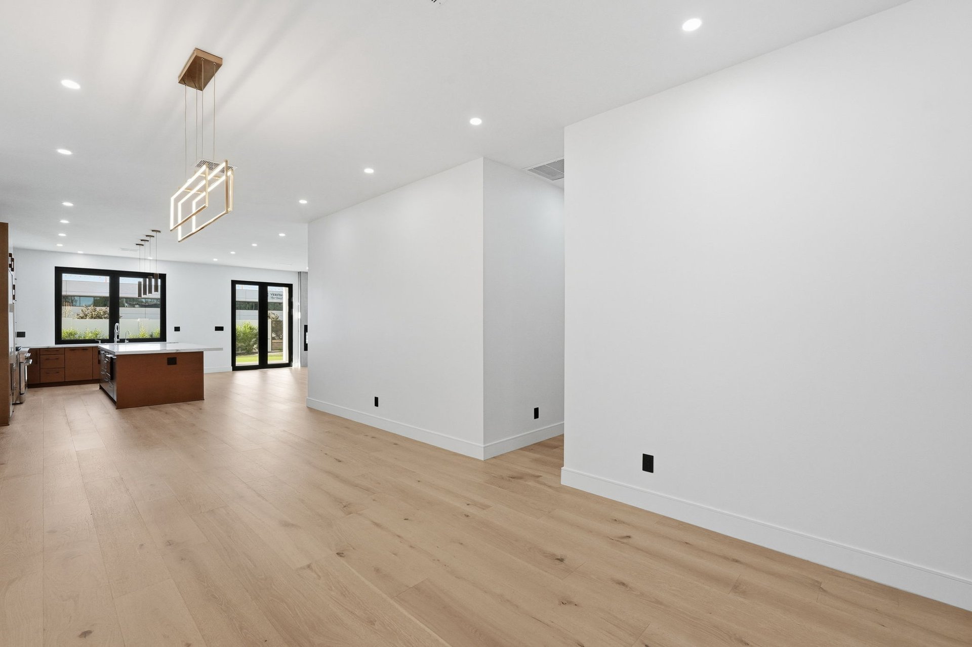 3106 N VALENCIA Lane