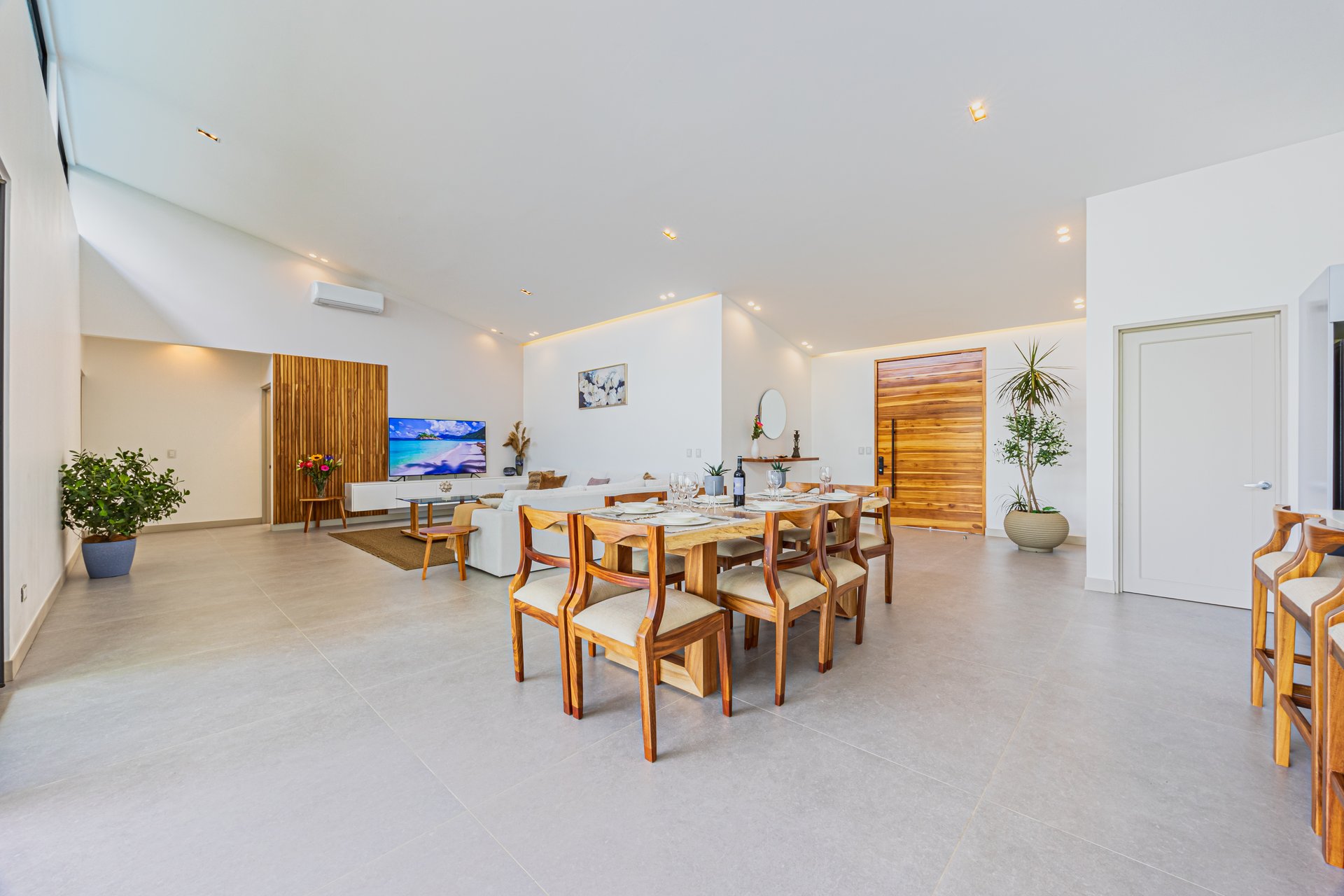 Casa Iguana – 4-Bedroom Tropical Retreat
