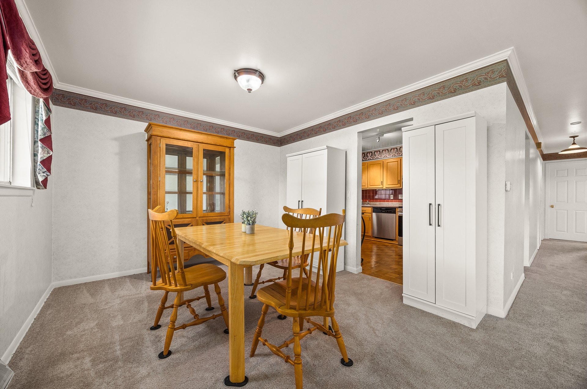 6308 MacArthur Dr, Woodridge