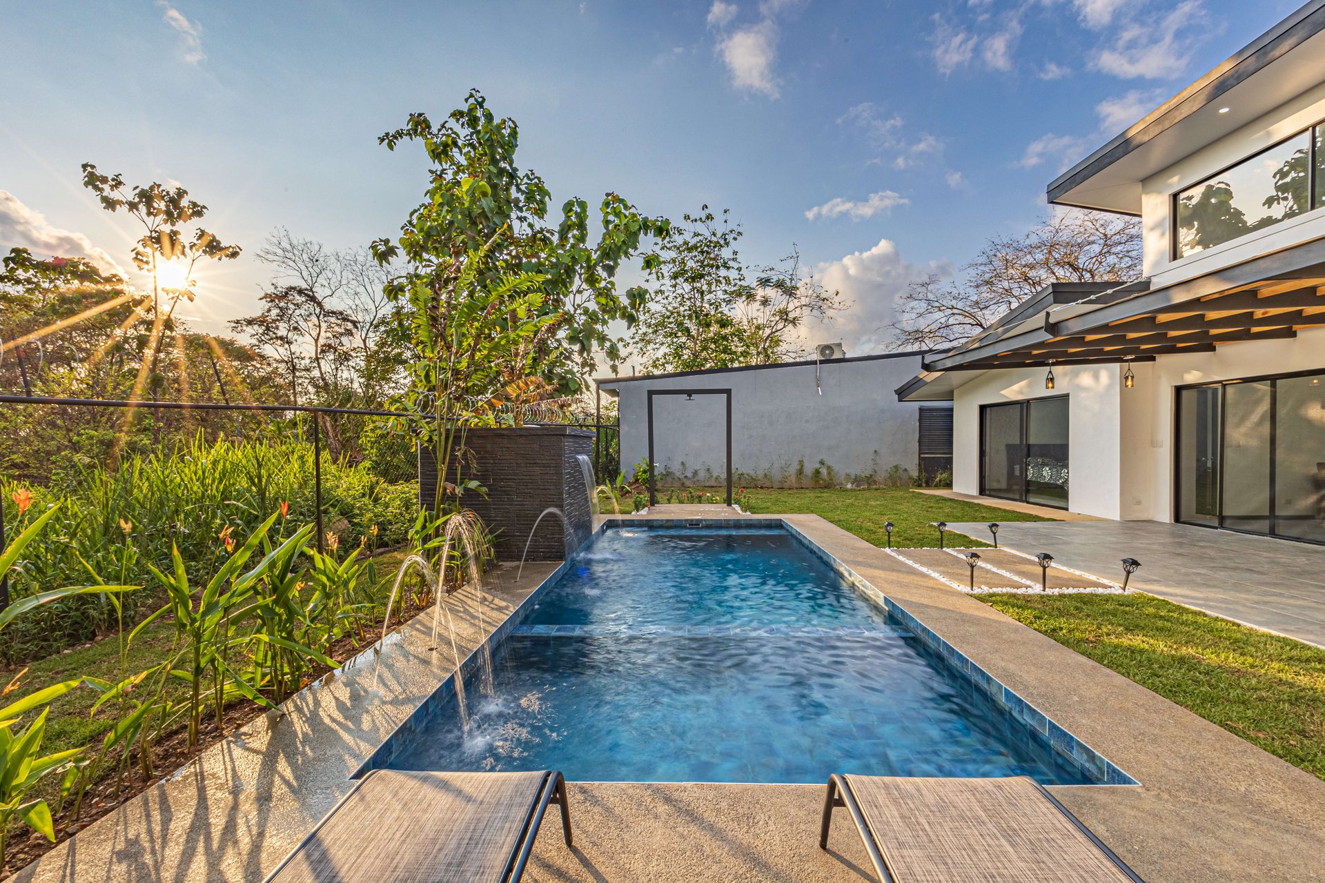 Brand new House in Uvita, 3 Bed, 2Bath. Walk to the Stores