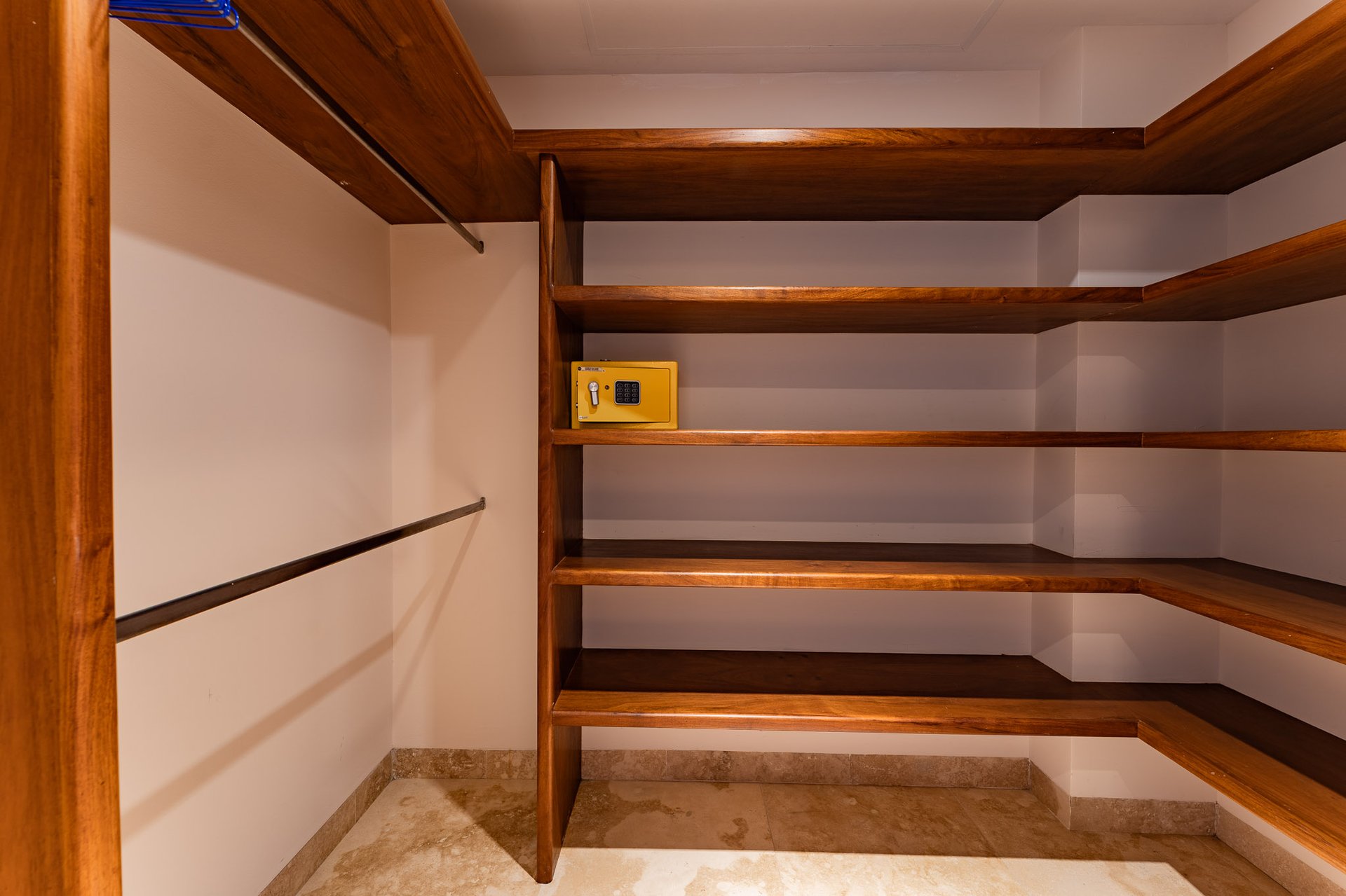 3 Bedroom, Condo, COSMO 8A-1