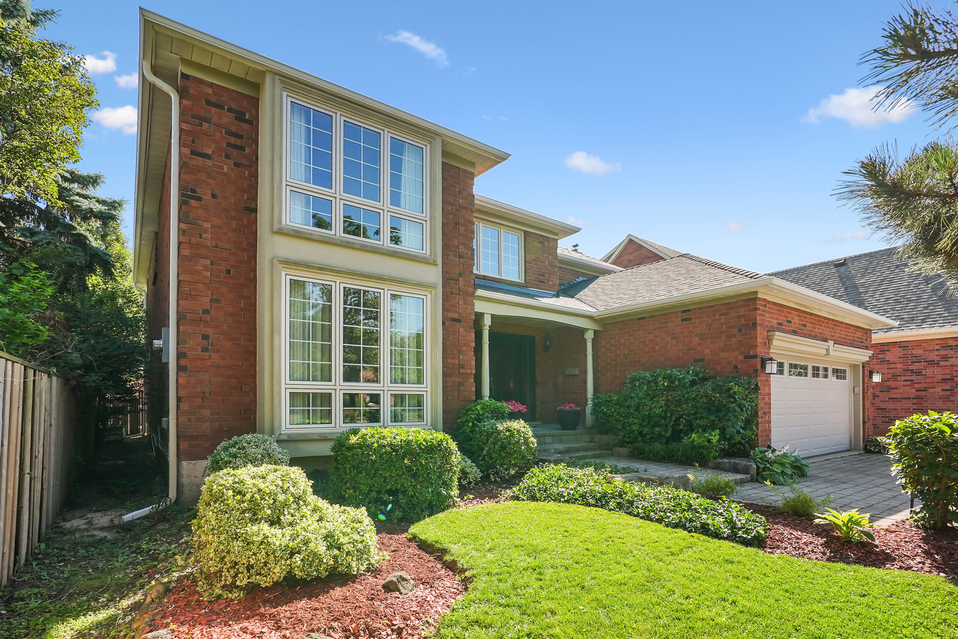 Prestigious Glen Abbey living with a backyard made for summer