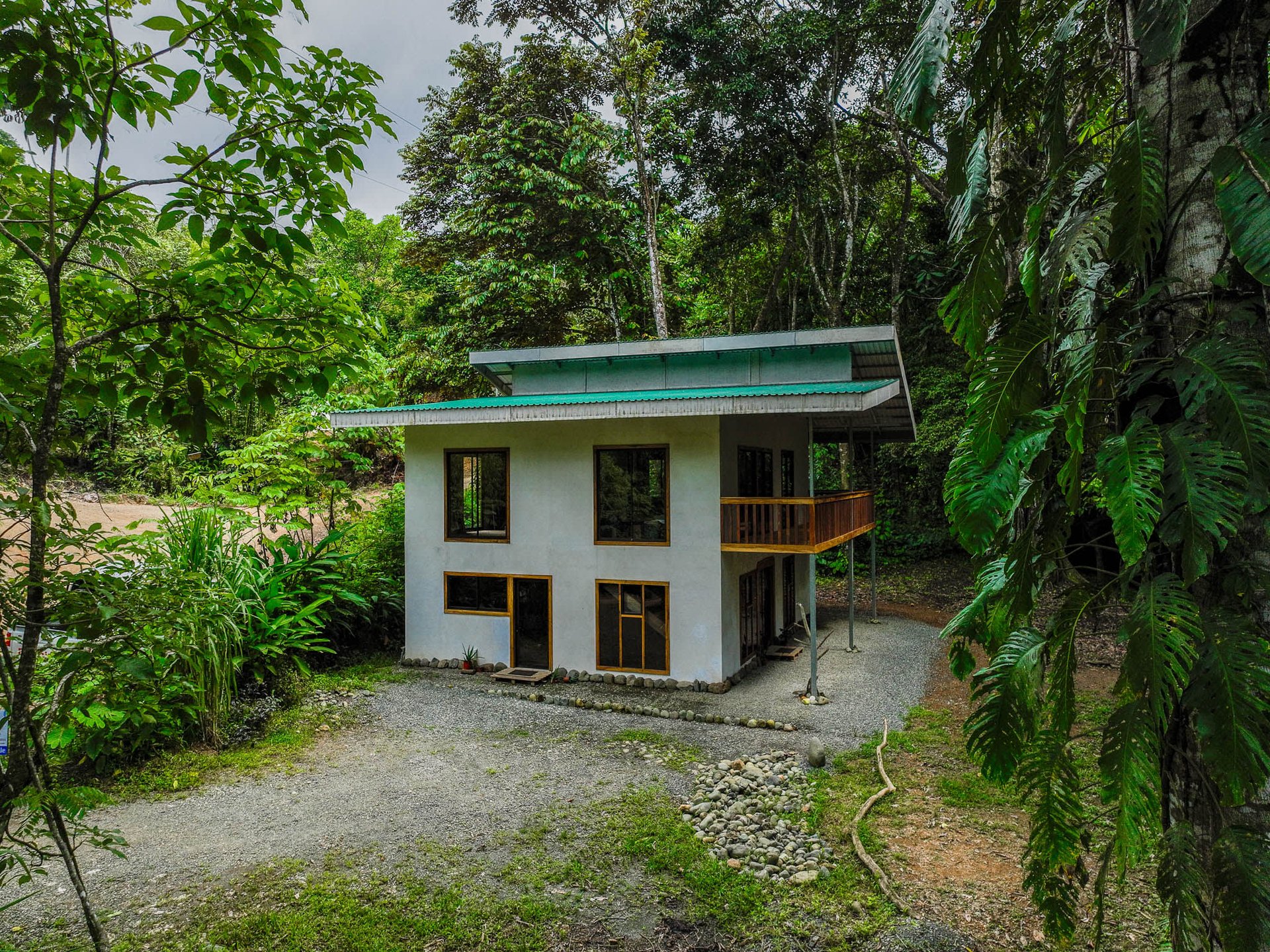 Prime Investment Opportunity In Uvita’s Premier Location:  Casa Casario – Your Fixer-Upper Dream!