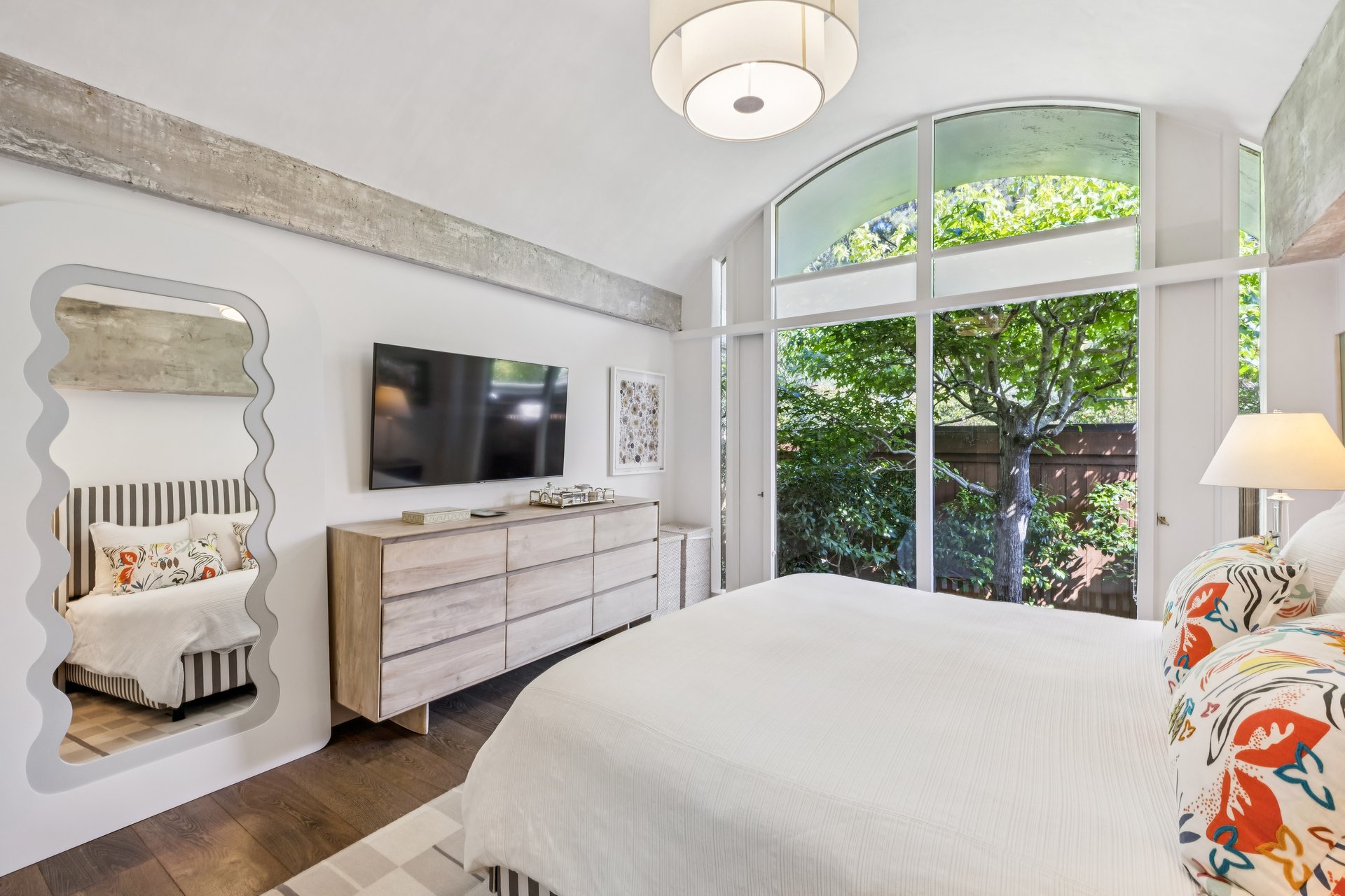 Stylish and Chic Upper Unit