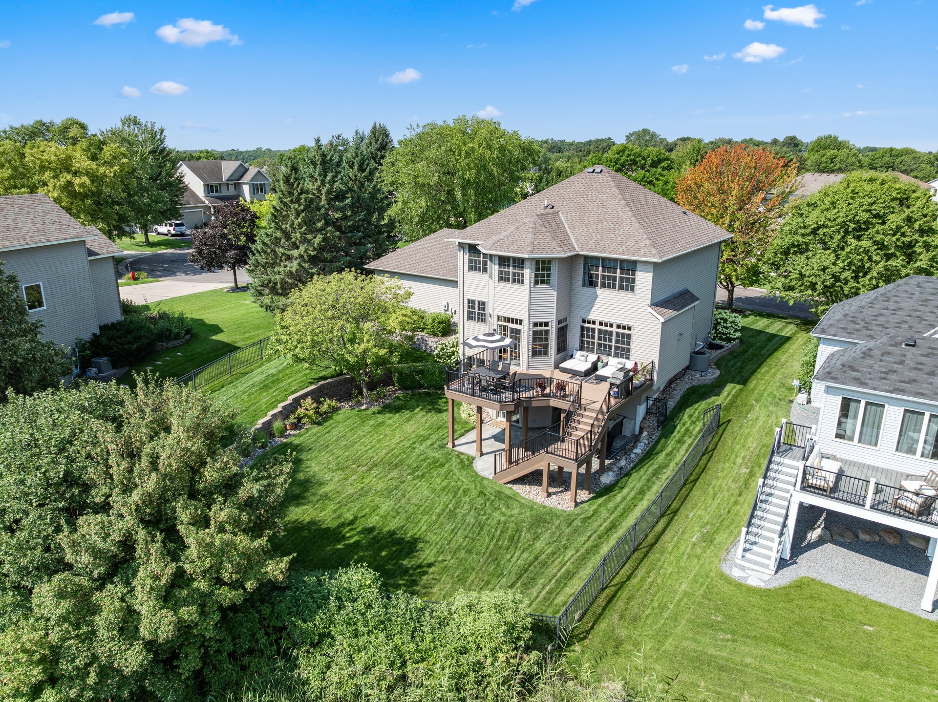 Walkout 2-Story Overlooking the Elm Creek Park Reserve