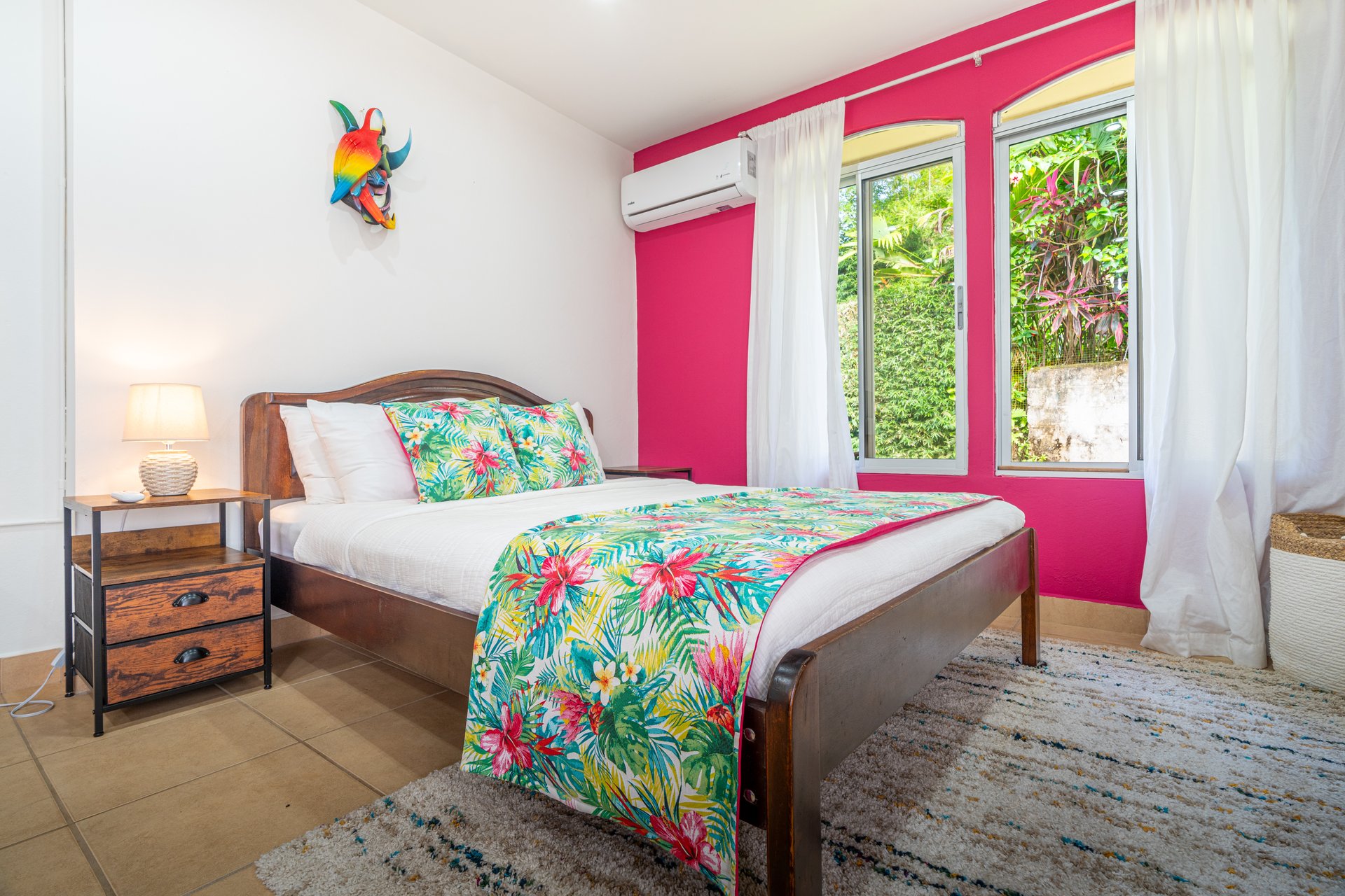 Casa Luna, 3bed /3bath Private Oasis, Convenient Location