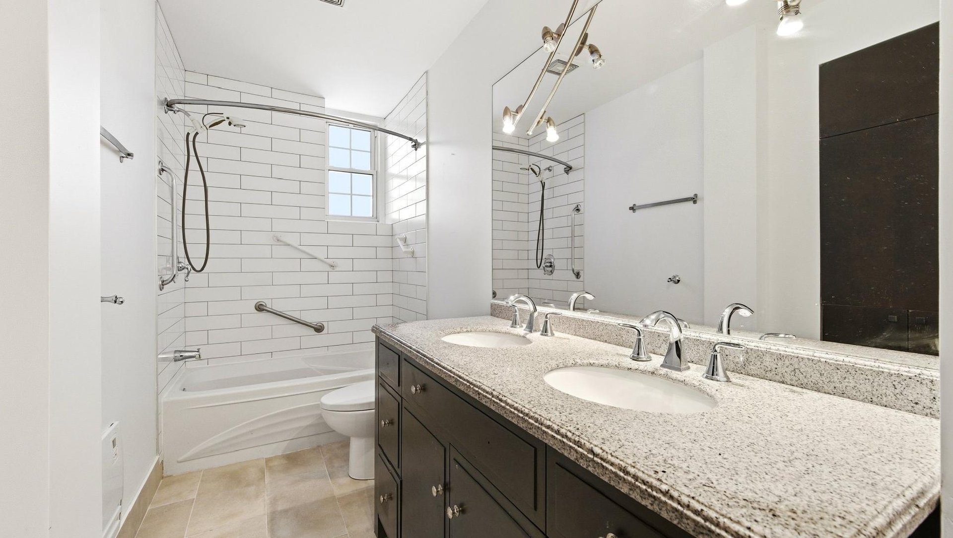 At the edge of Westmount | Corner unit with a view of Mount Royal