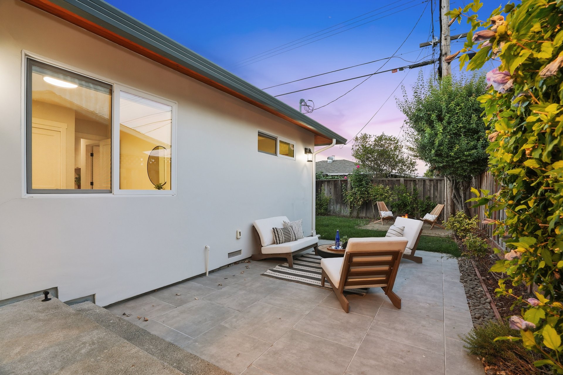 2133 Santa Cruz AVE
