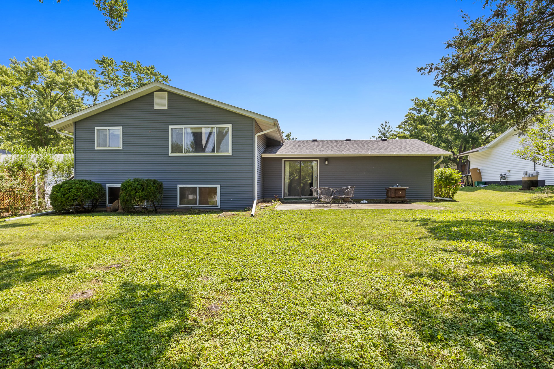 6308 MacArthur Dr, Woodridge