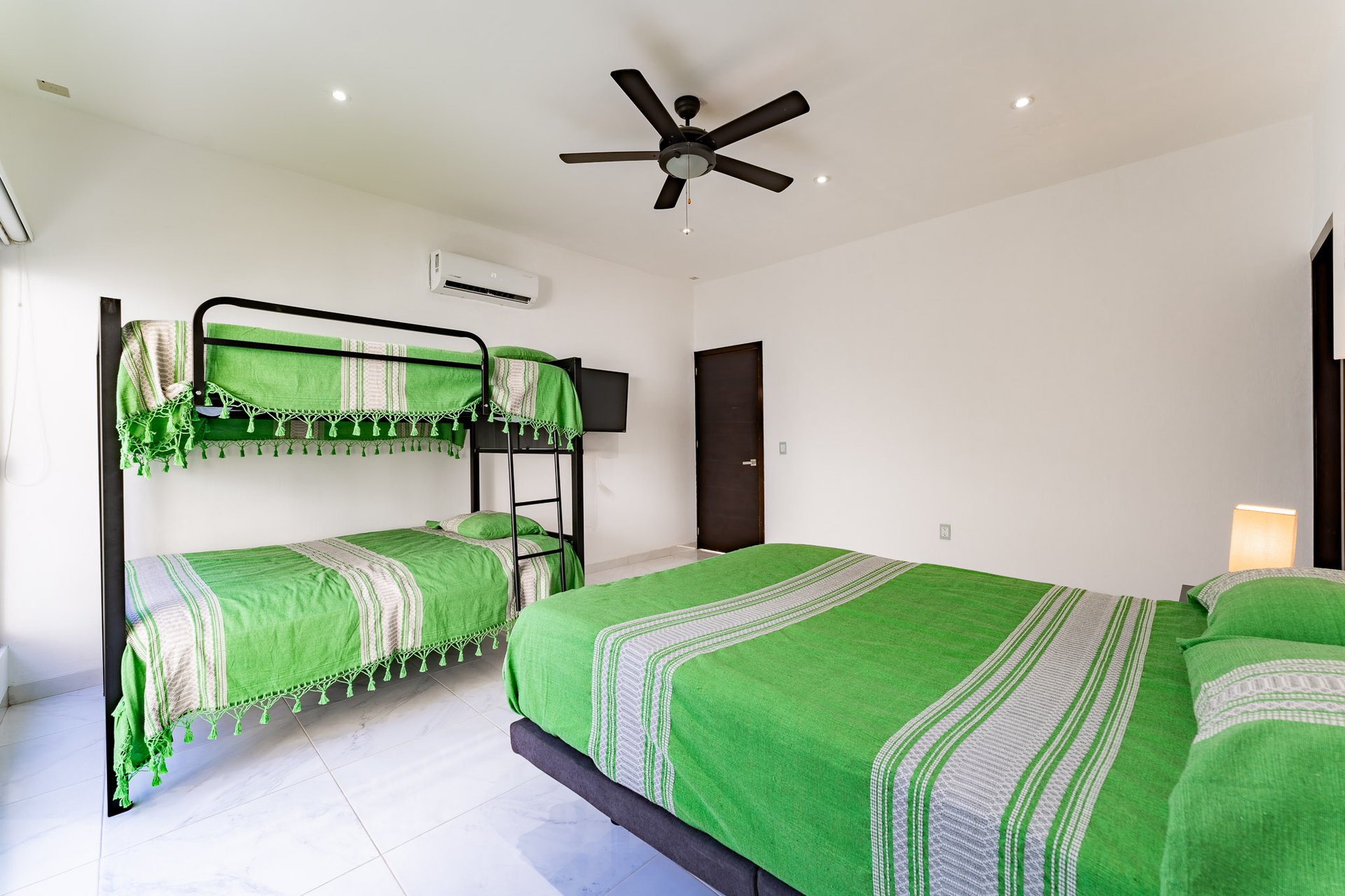 5 bedrooms, Single Family Homes, Villa de Caballos
