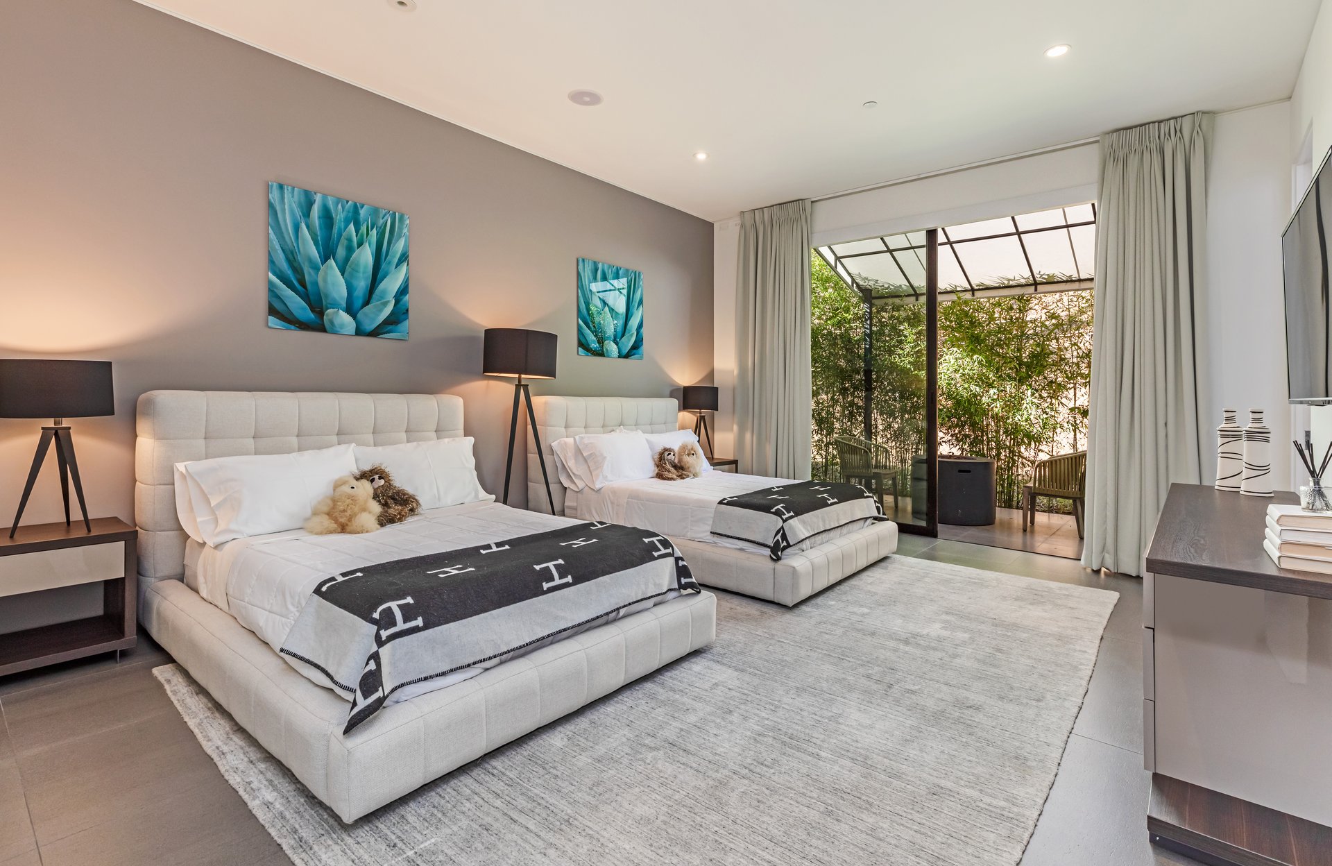 2002 LOMA VISTA DR