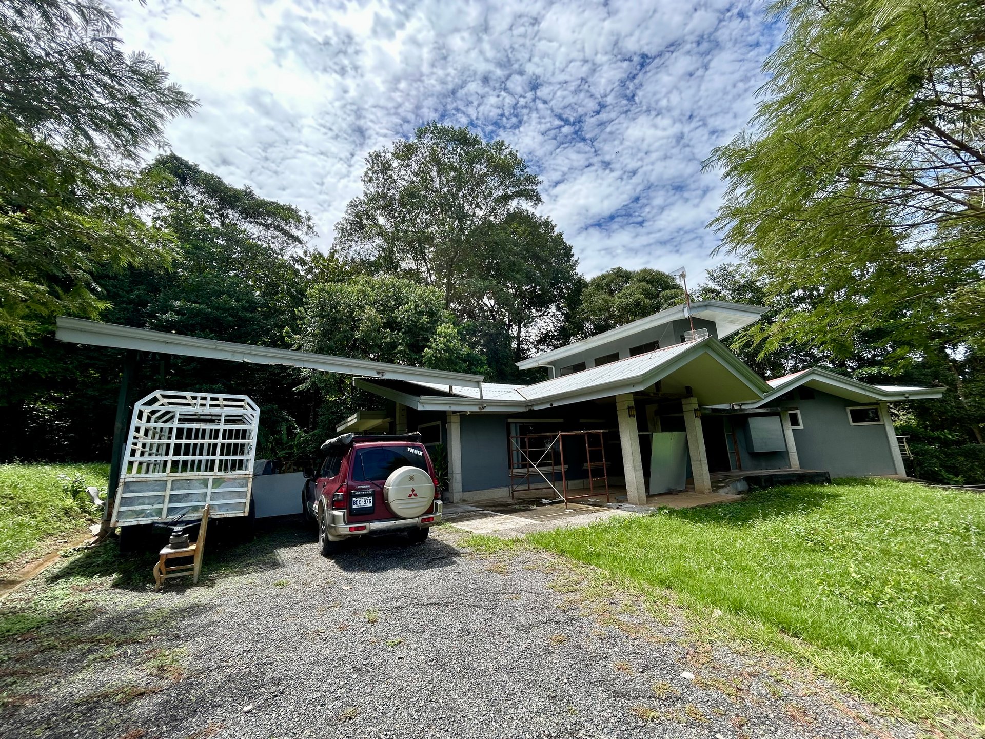 Fixer-Upper Home with an studio Office in Palmar Norte on a 7.58 Acres Property