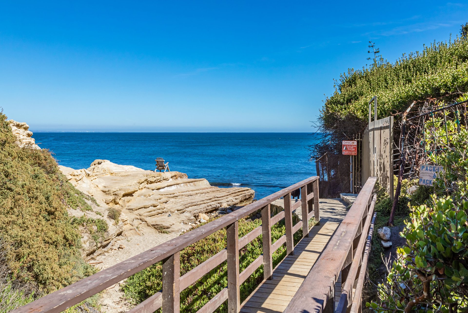 6754 Dume Dr