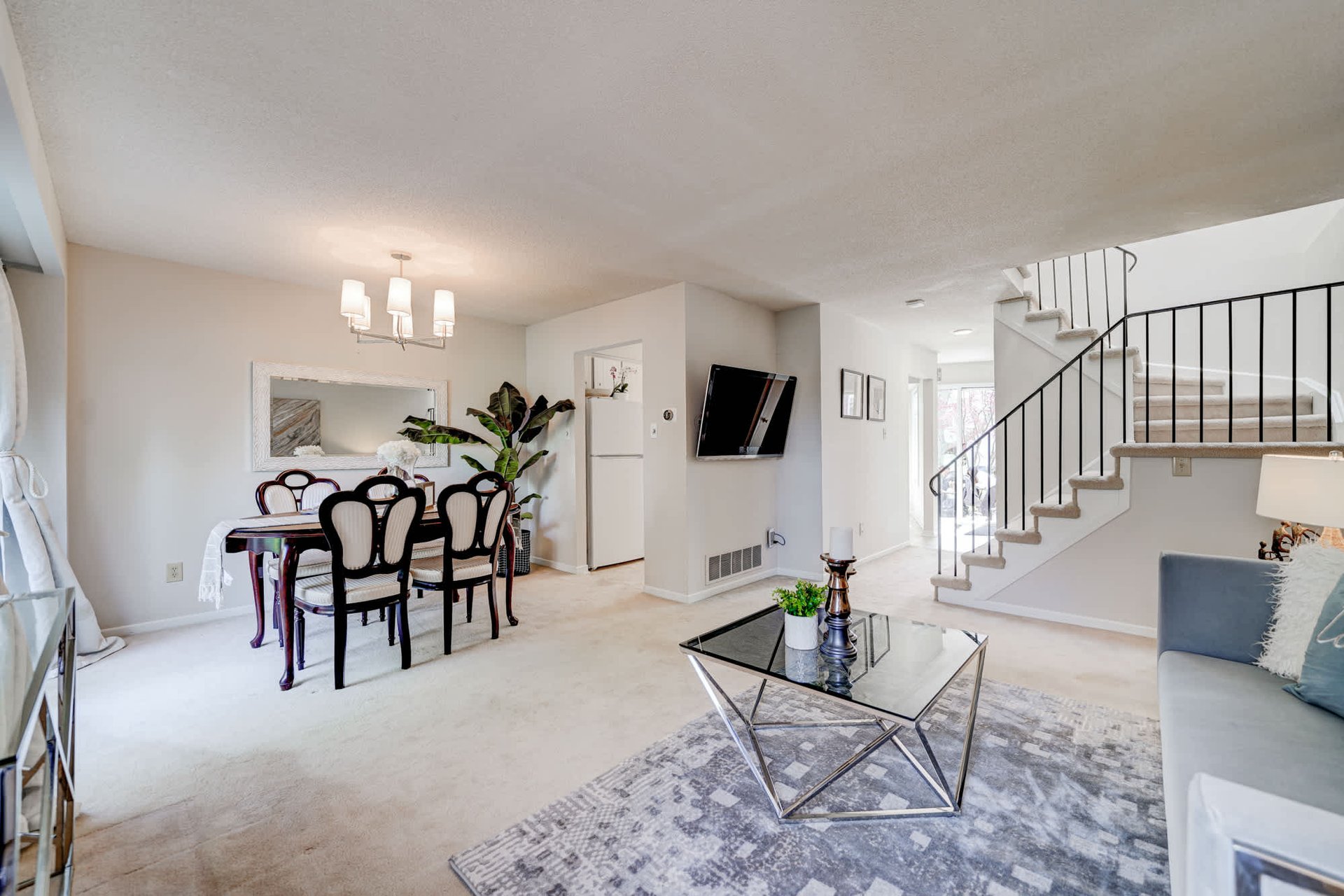 1087 Runnymead Cres