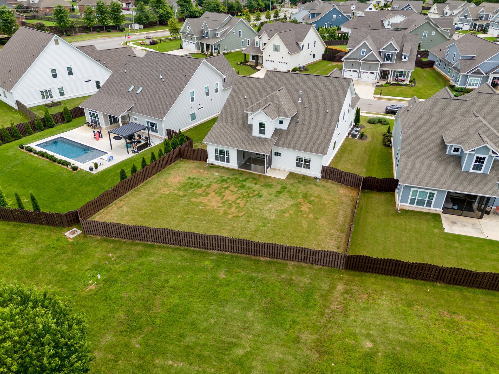 SPACE SPACE SPACE with a Luxury feel! Office AND Bonus Room!Office AND Bonus Room!
