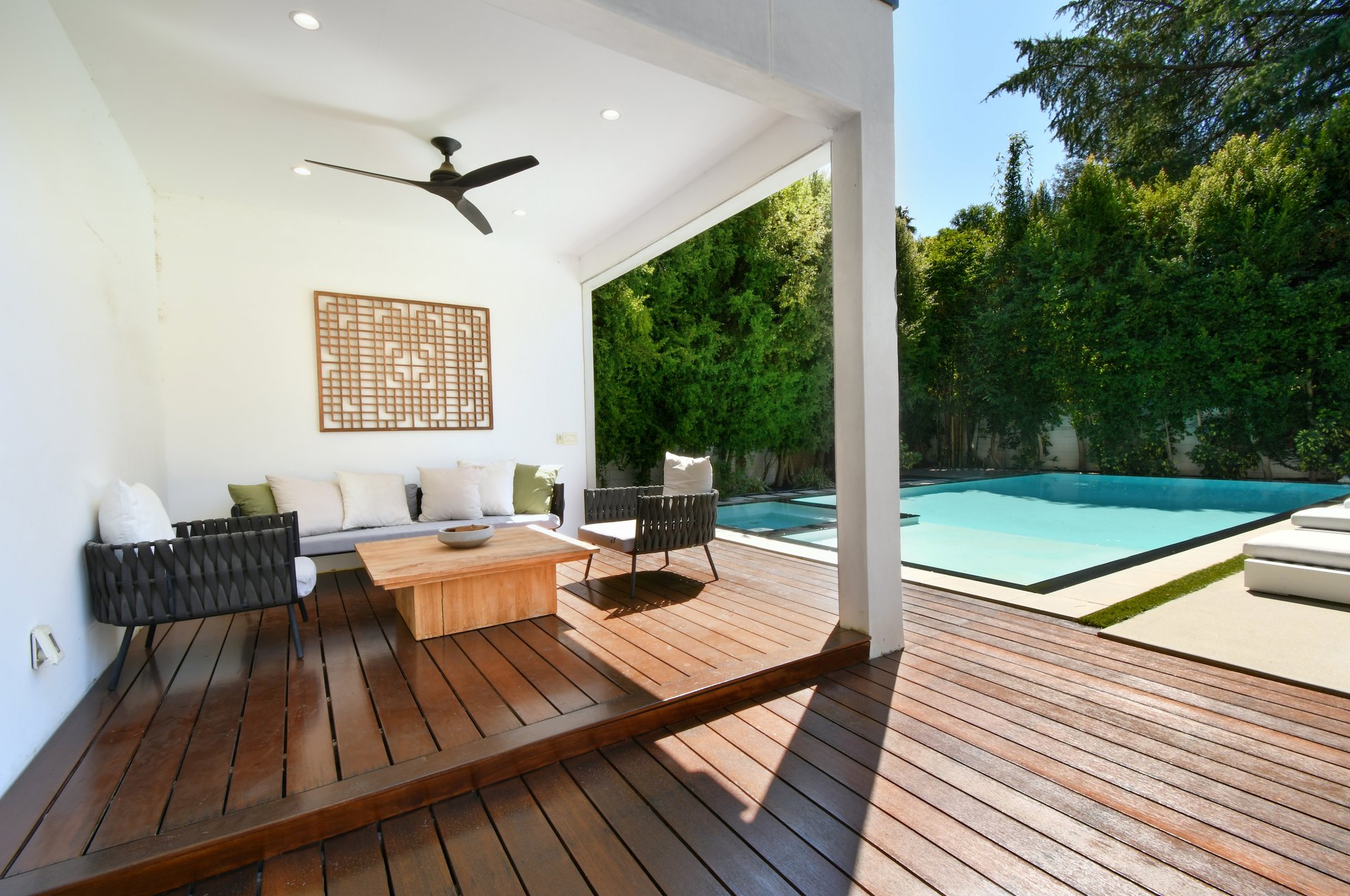 4544 Woodley Ave
