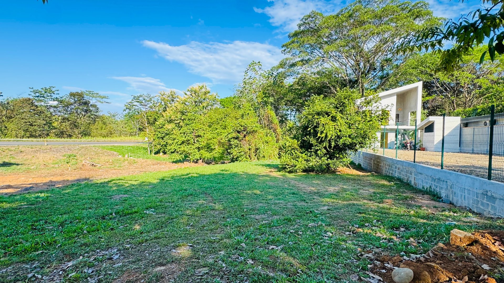 ZONED RESIDENTIAL / COMMERCIAL LOT IN COVETED LOCATION!!
