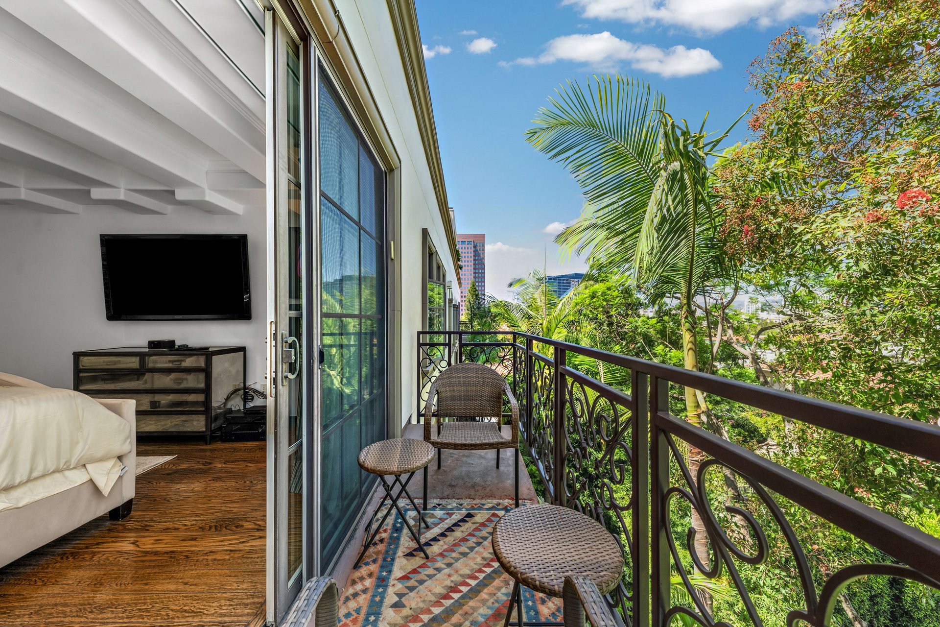 The Venezia #405, Wilshire Corridor