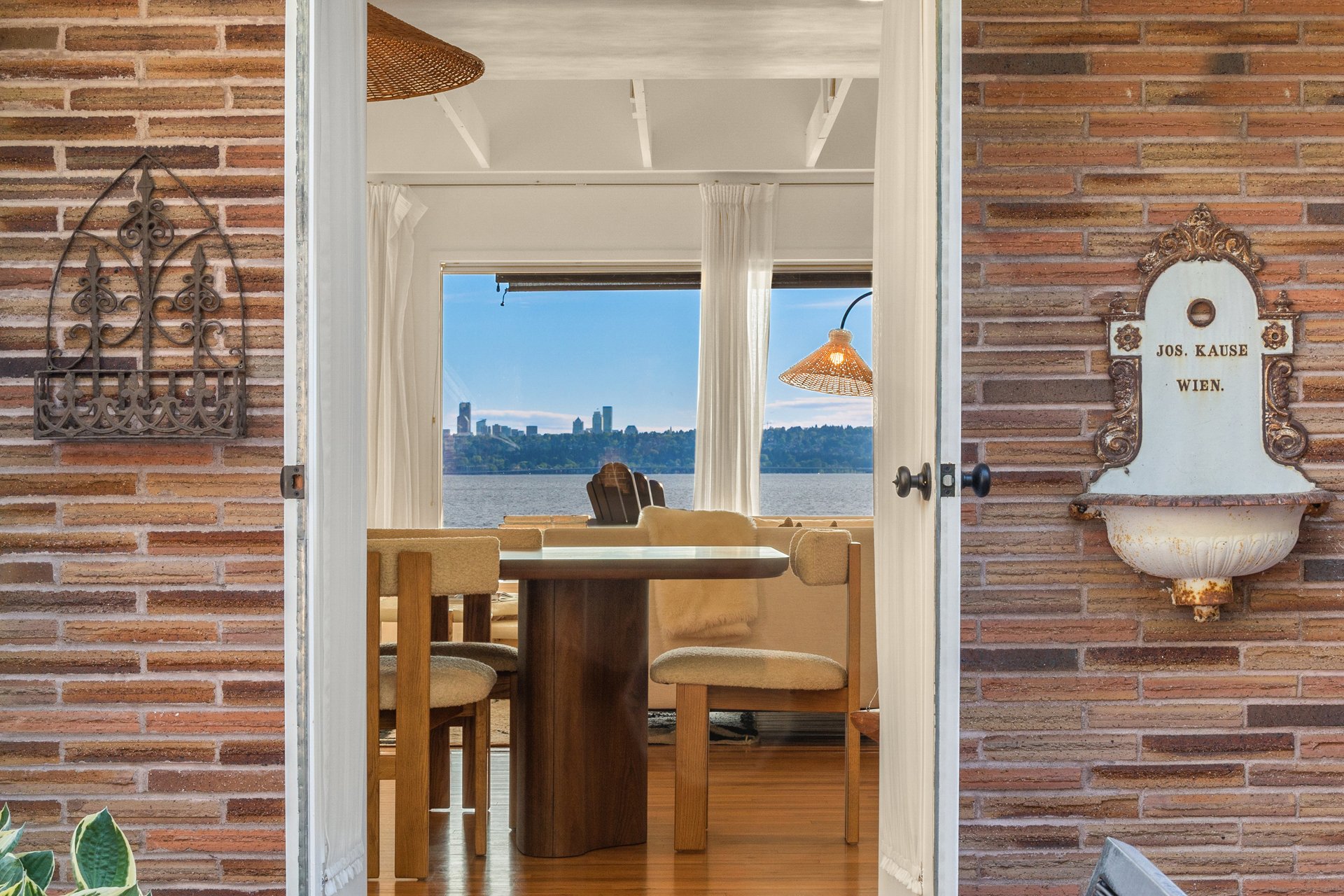 169 Lake Avenue W